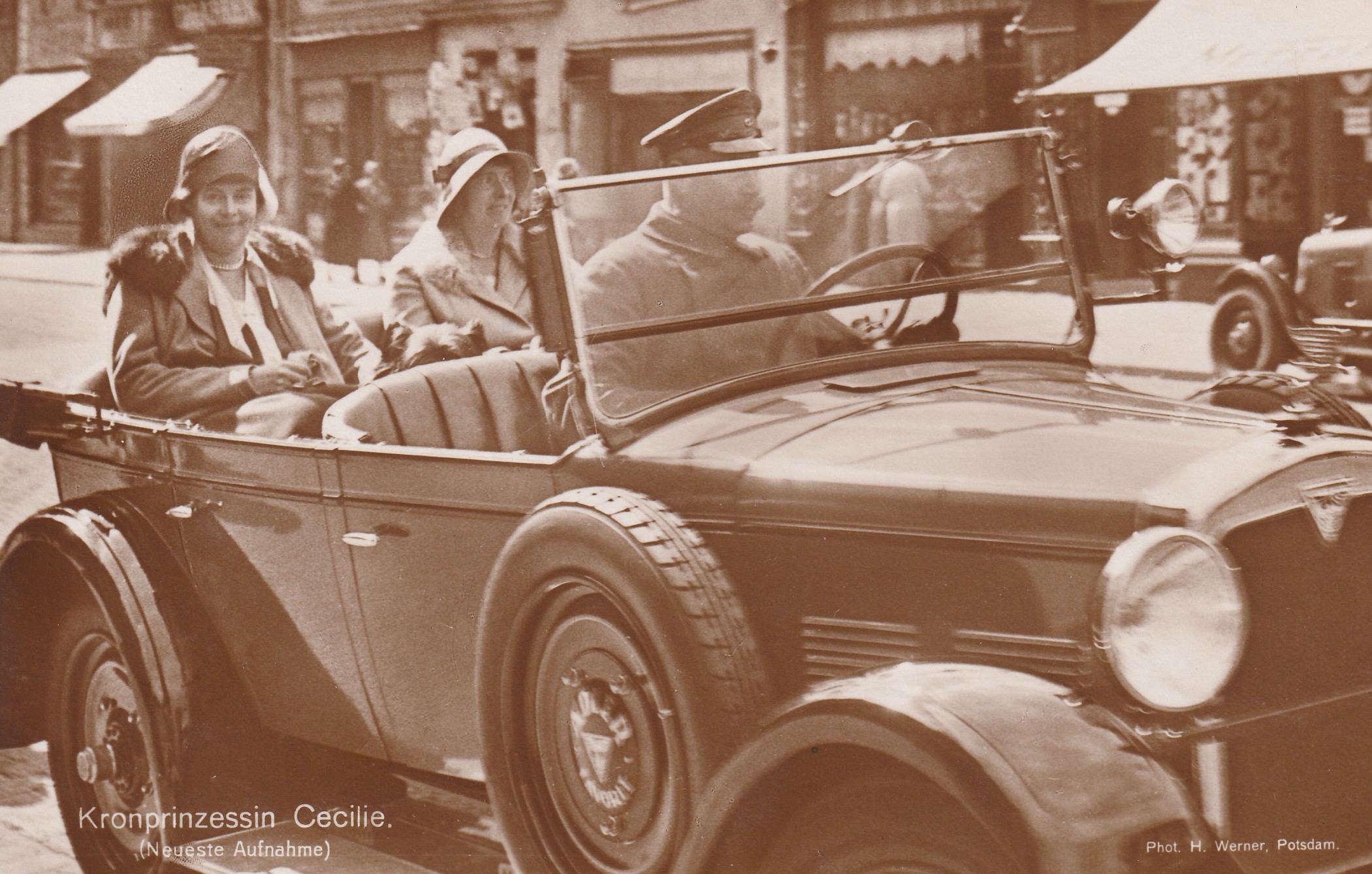 Bildpostkarte mit Foto der ehemaligen Kronprinzessin Cecilie im Auto, 1924 (Schloß Wernigerode GmbH RR-F)