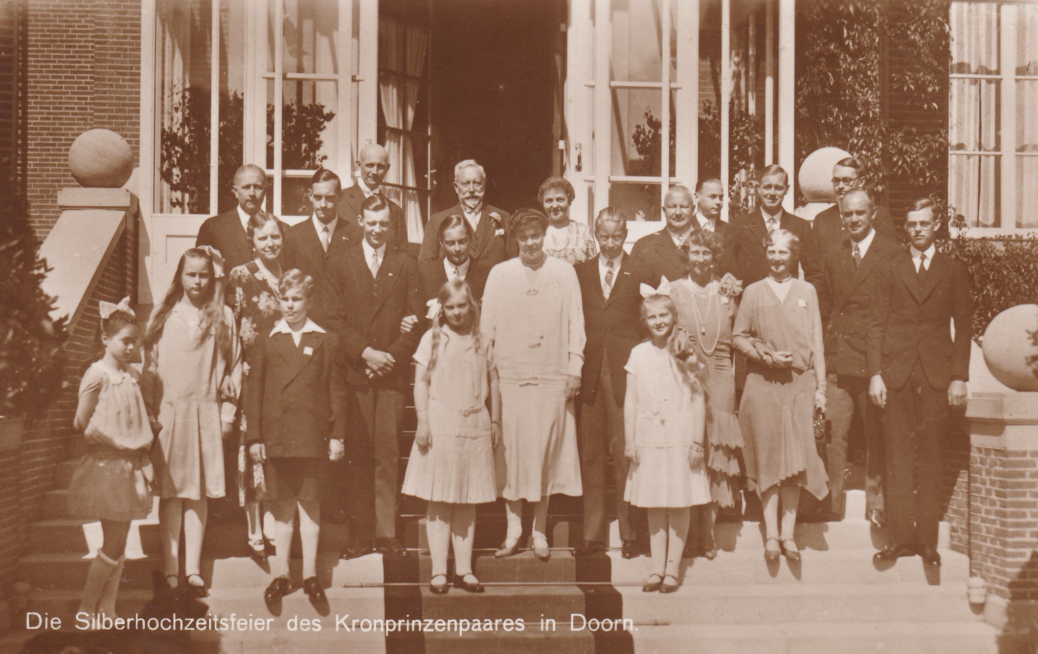 Bildpostkarte mit einem Gruppenfoto anlässlich der Silberhochzeit des ehemaligen Kronprinzenpaares in Doorn (Niederlande), 1930 (Schloß Wernigerode GmbH RR-F)