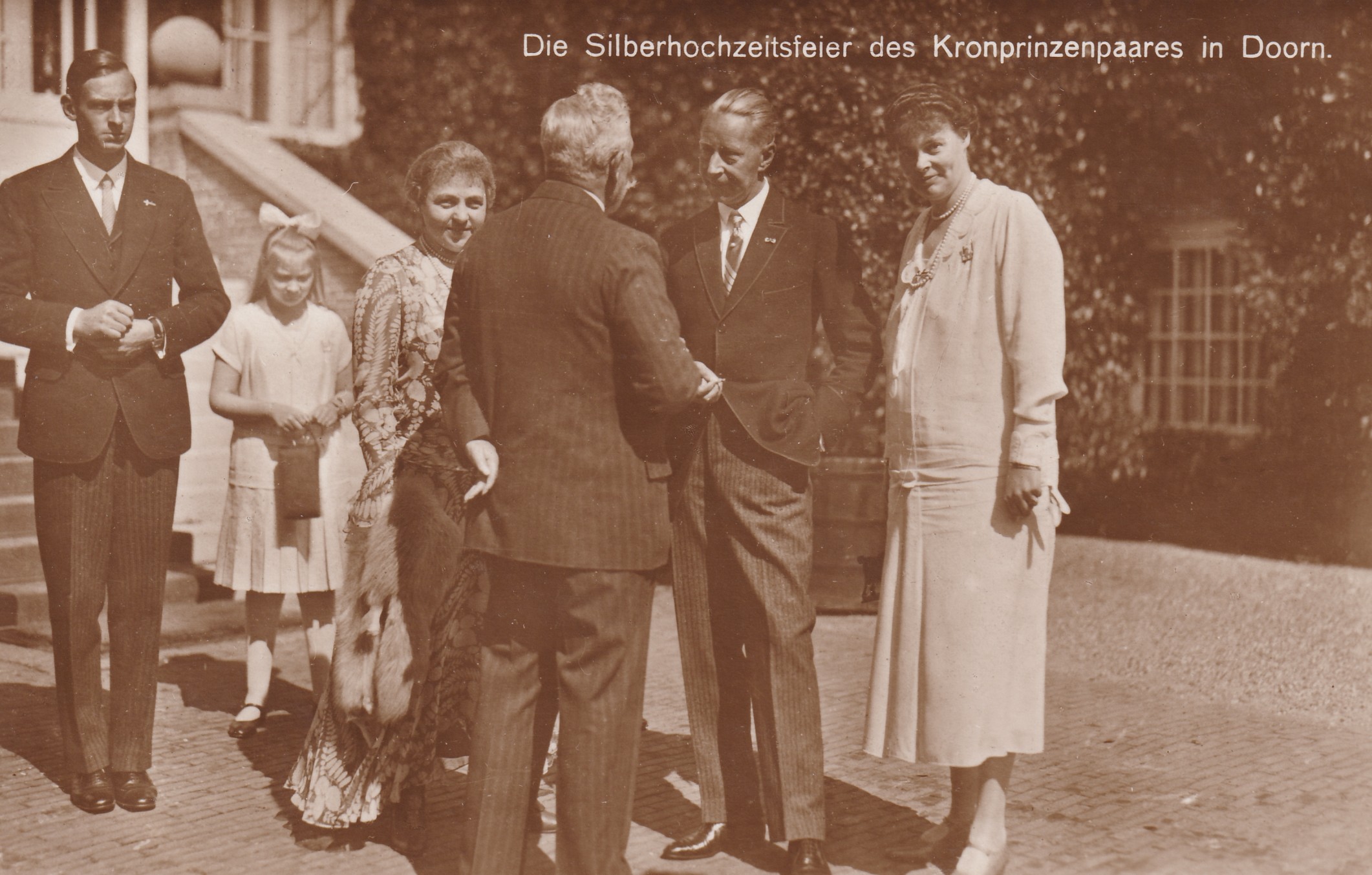 Bildpostkarte mit Foto anlässlich der Silberhochzeit des ehemaligen Kronprinzenpaares in Doorn (Niederlande), 1930 (Schloß Wernigerode GmbH RR-F)