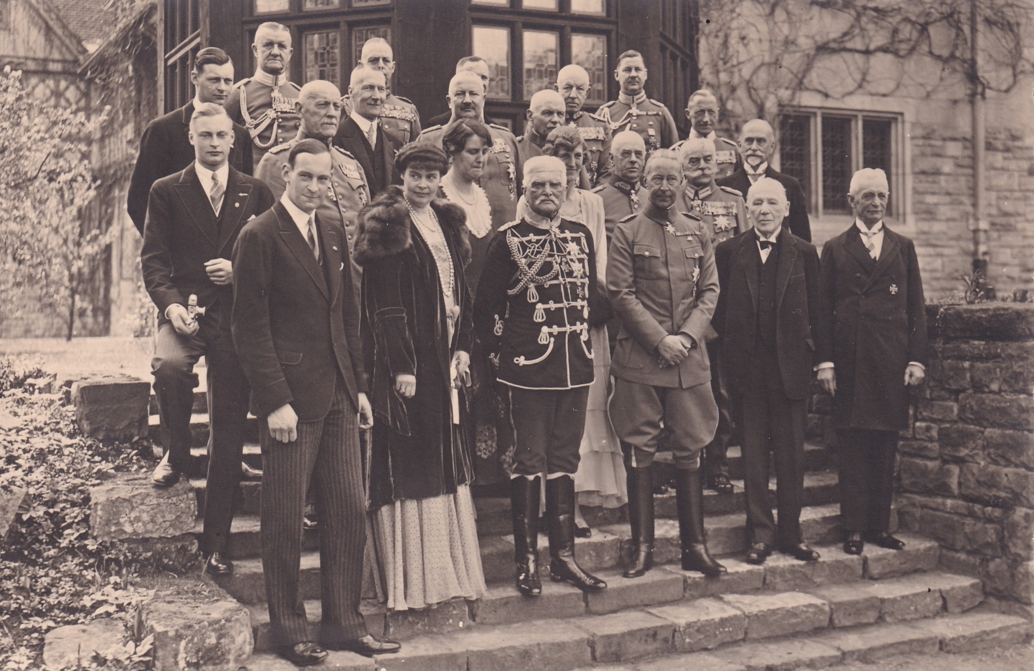 Bildpostkarte mit Gruppenfoto am 50. Geburtstag des ehemaligen Kronprinzen Wilhelm vor Schloss Cecilienhof, 6. Mai 1932 (Schloß Wernigerode GmbH RR-F)