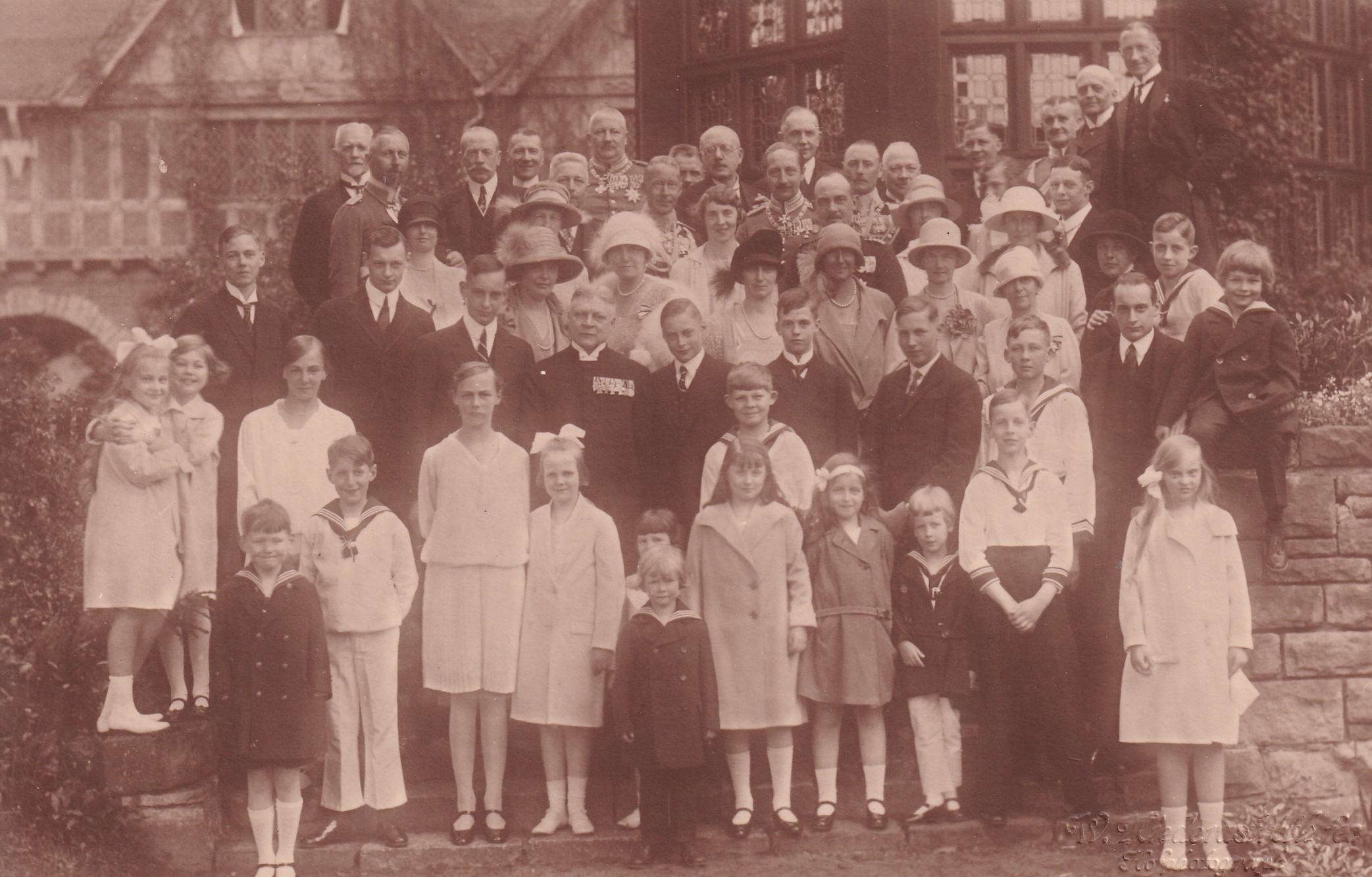 Bildpostkarte mit Gruppenfoto anlässlich der Konfirmation zweier Söhne des ehemaligen Kronprinzenpaares, 1927 (Schloß Wernigerode GmbH RR-F)