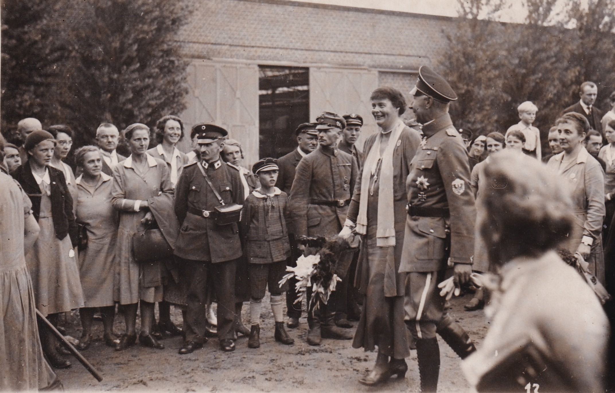 Bildpostkarte mit einem Foto des ehemaligen Kronprinzenpaares beim "Luisentag" in Potsdam, 1932 (Schloß Wernigerode GmbH RR-F)