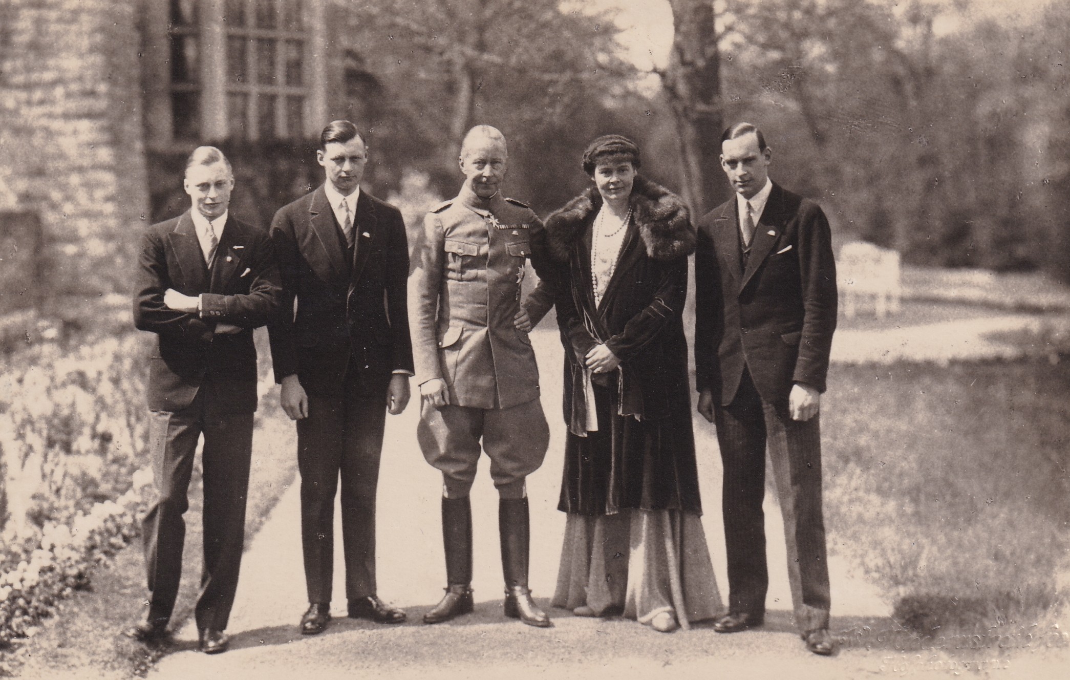 Bildpostkarte mit Foto des ehemaligen Kronprinzenpaares und drei Söhnen vor Schloss Cecilienhof, 1932 (Schloß Wernigerode GmbH RR-F)