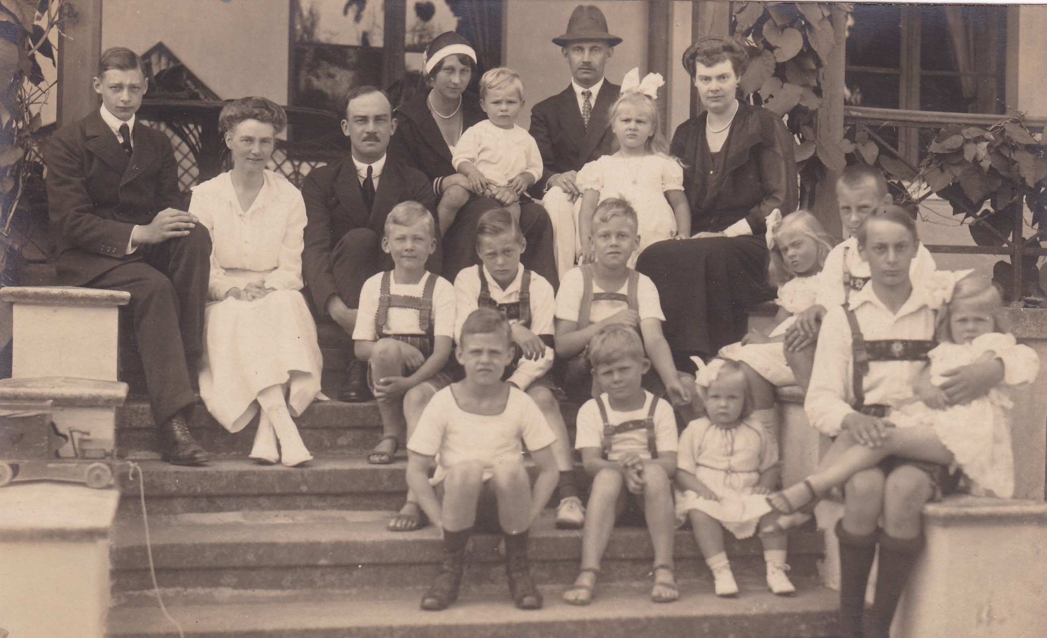 Bildpostkarte mit Gruppenfoto von Mitgliedern der Familien Mecklenburg, Preußen und Braunschweig in Heiligendamm, 1921 (Schloß Wernigerode GmbH RR-F)