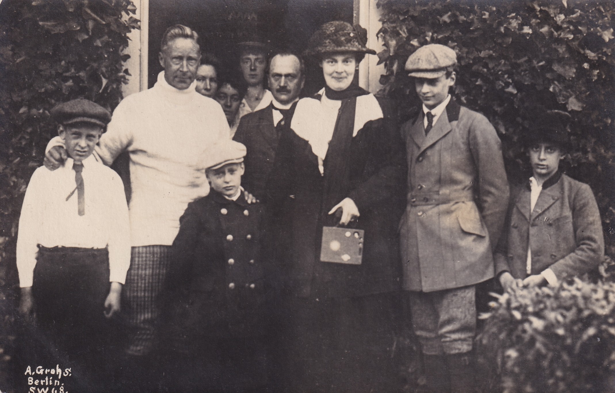 Bildpostkarte mit Gruppenfoto der Familie des ehemaligen Kronprinzen Wilhelm in dessen niederländischem Exil, 1920 (Schloß Wernigerode GmbH RR-F)