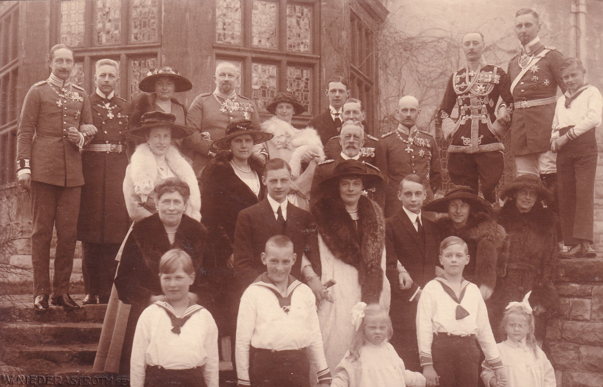 Bildpostkarte mit Gruppenfoto der ehemaligen Kronprinzenfamilie mit Verwandten anlässlich einer Konfirmation, 1922 (Schloß Wernigerode GmbH RR-F)
