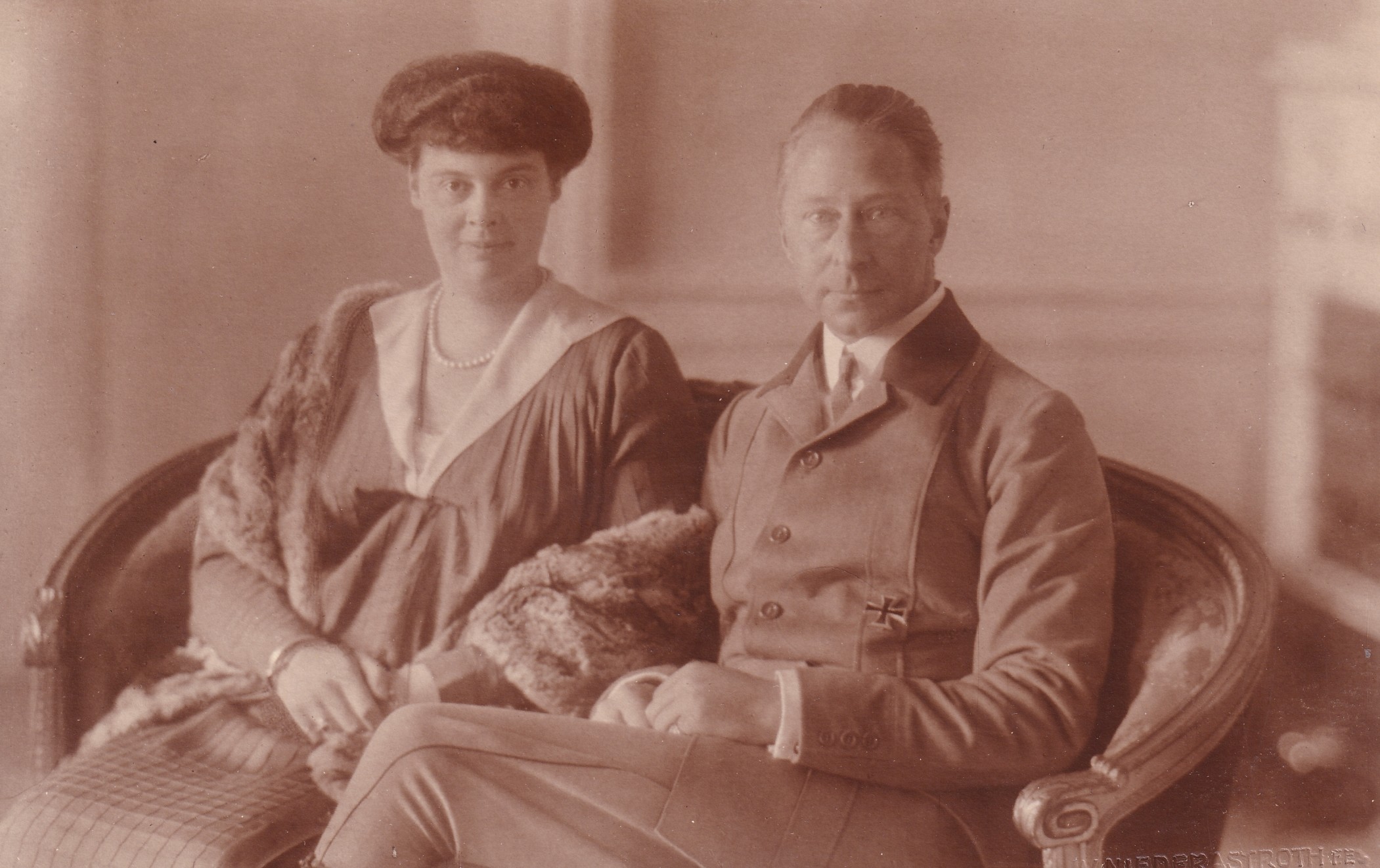 Bildpostkarte mit Foto des ehemaligen deutschen Kronprinzenpaares Wilhelm und Cecilie, 1923 (Schloß Wernigerode GmbH RR-F)