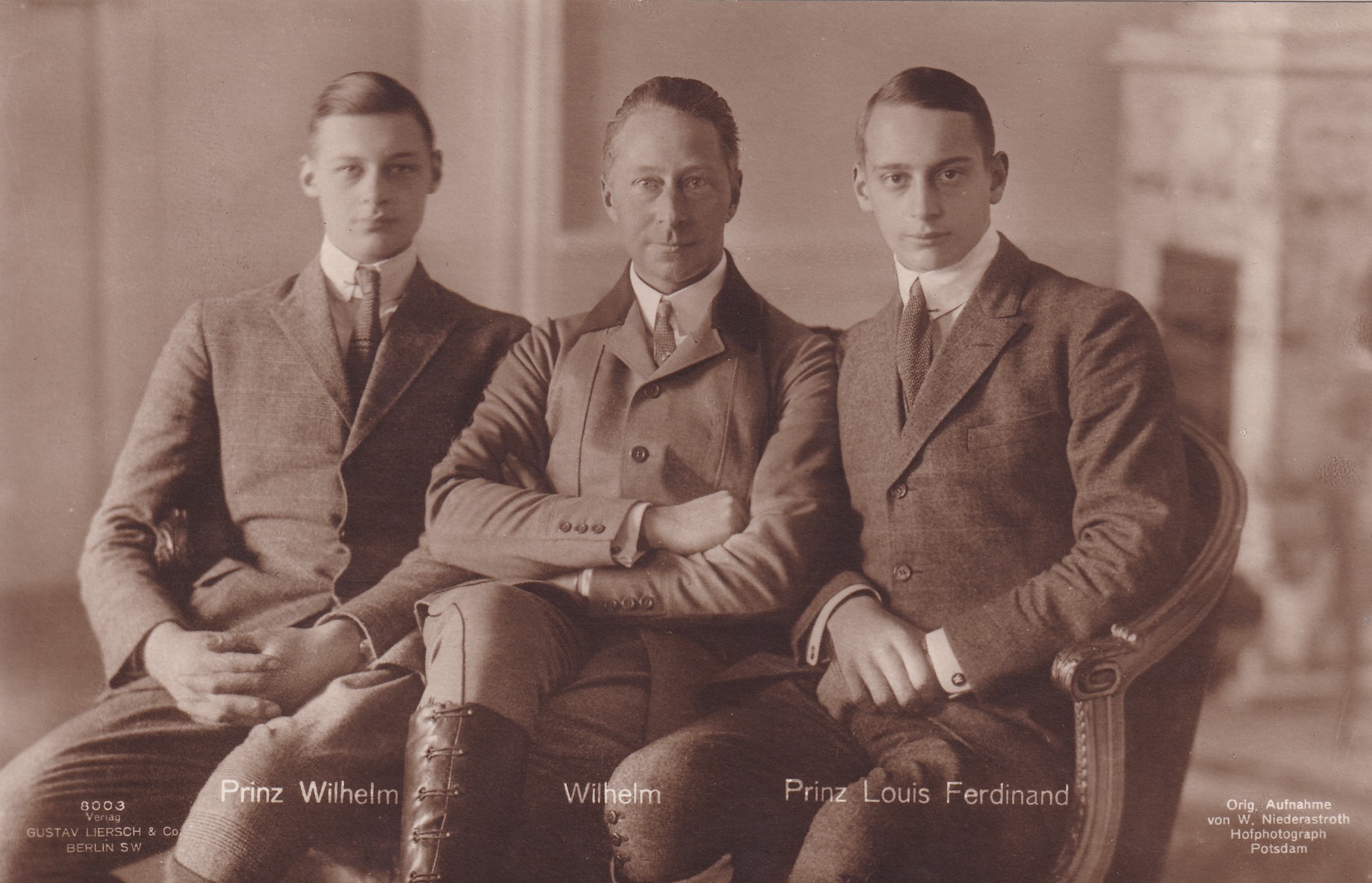Bildpostkarte mit Foto des ehemaligen Kronprinzen Wilhelm mit seinen beiden ältesten Söhnen, 1923 (Schloß Wernigerode GmbH RR-F)