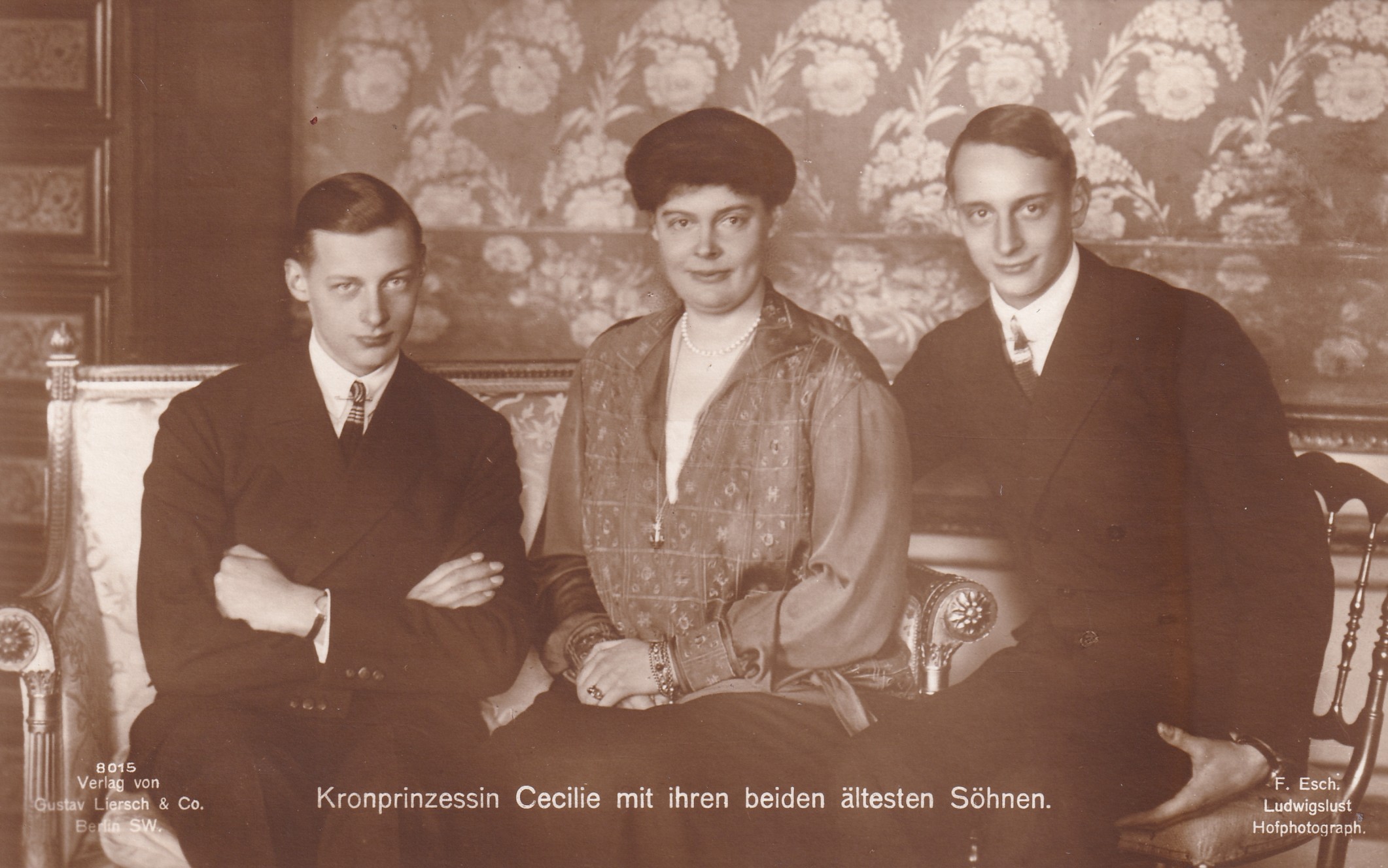 Bildpostkarte mit Foto der ehemaligen Kronprinzessin Cecilie mit ihren beiden ältesten Söhnen, 1924 (Schloß Wernigerode GmbH RR-F)
