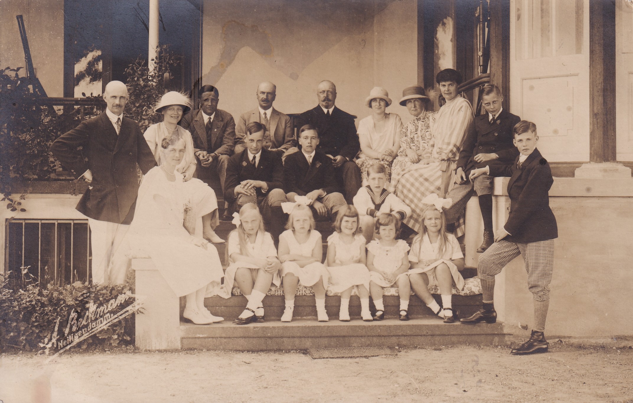 Bildpostkarte mit Gruppenfoto eines Familientreffens des Hauses Mecklenburg-Schwerin in Heiligendamm, 1926 (Schloß Wernigerode GmbH RR-F)