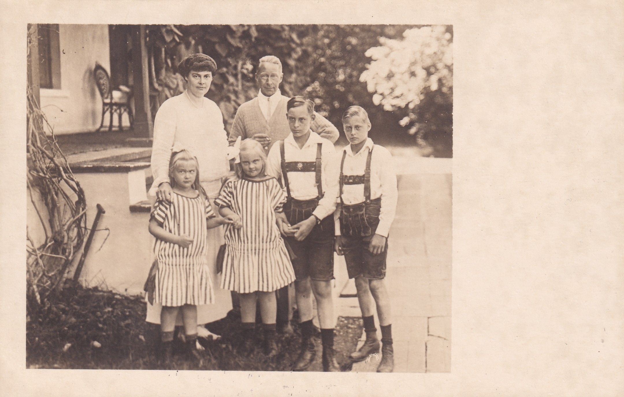 Bildpostkarte mit Foto des ehemaligen Kronprinzenpaares Wilhelm und Cecilie mit ihren vier jüngsten Kindern, Heiligendamm 1924 (Schloß Wernigerode GmbH RR-F)