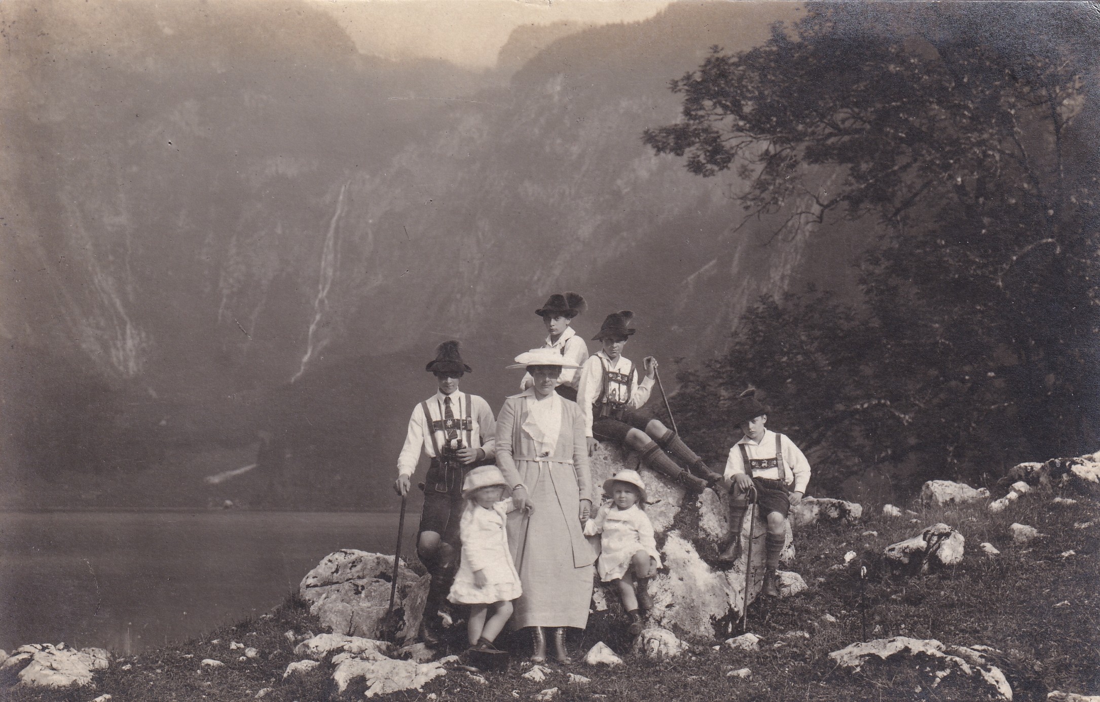 Bildpostkarte mit Foto der ehemaligen Kronprinzessin Cecilie und ihren sechs Kindern, Berchtesgaden, 1920 (Schloß Wernigerode GmbH RR-F)