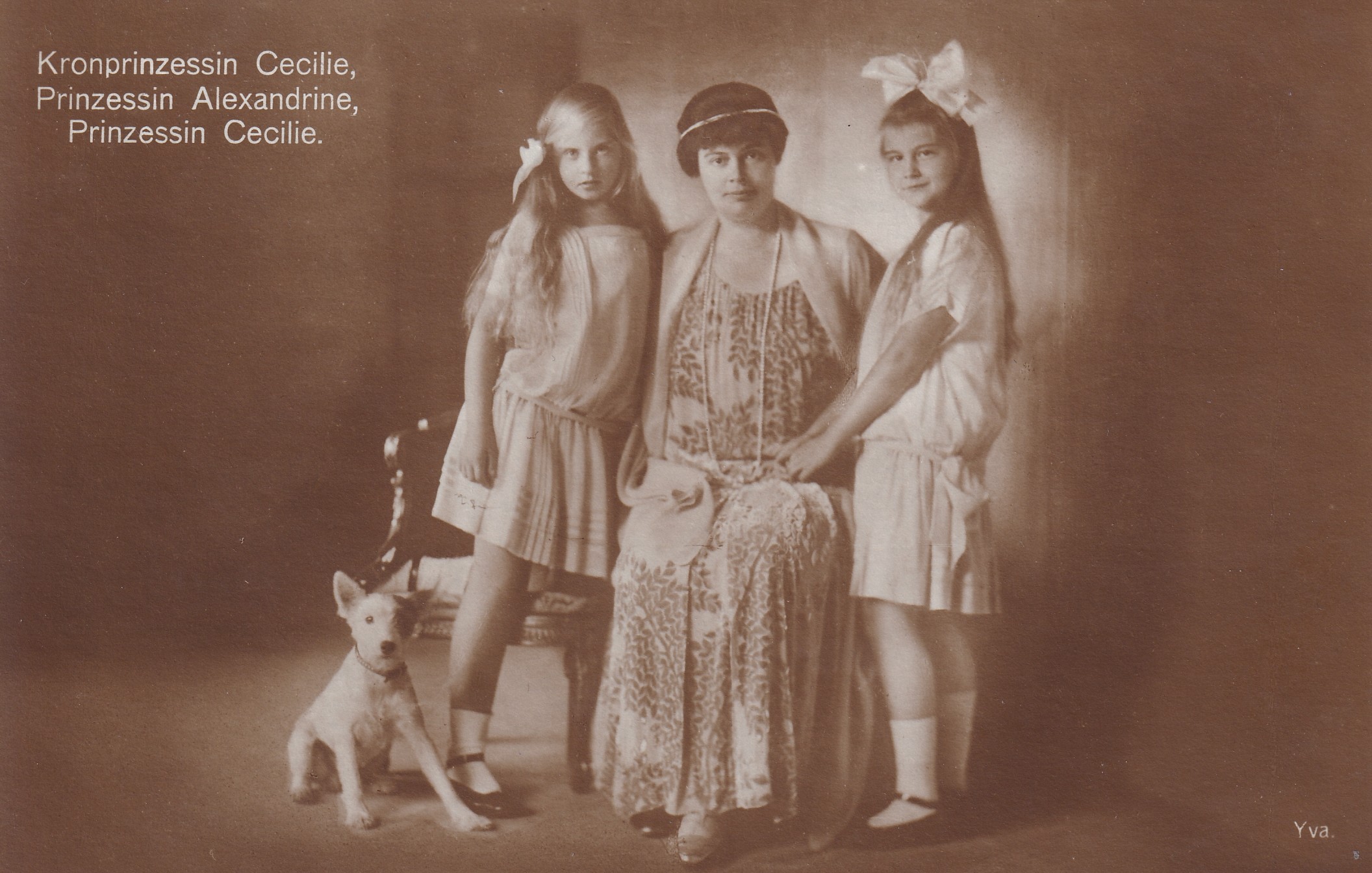 Bildpostkarte mit Foto der ehemaligen Kronprinzessin Cecilie und ihren Töchtern, 1926 (Schloß Wernigerode GmbH RR-F)