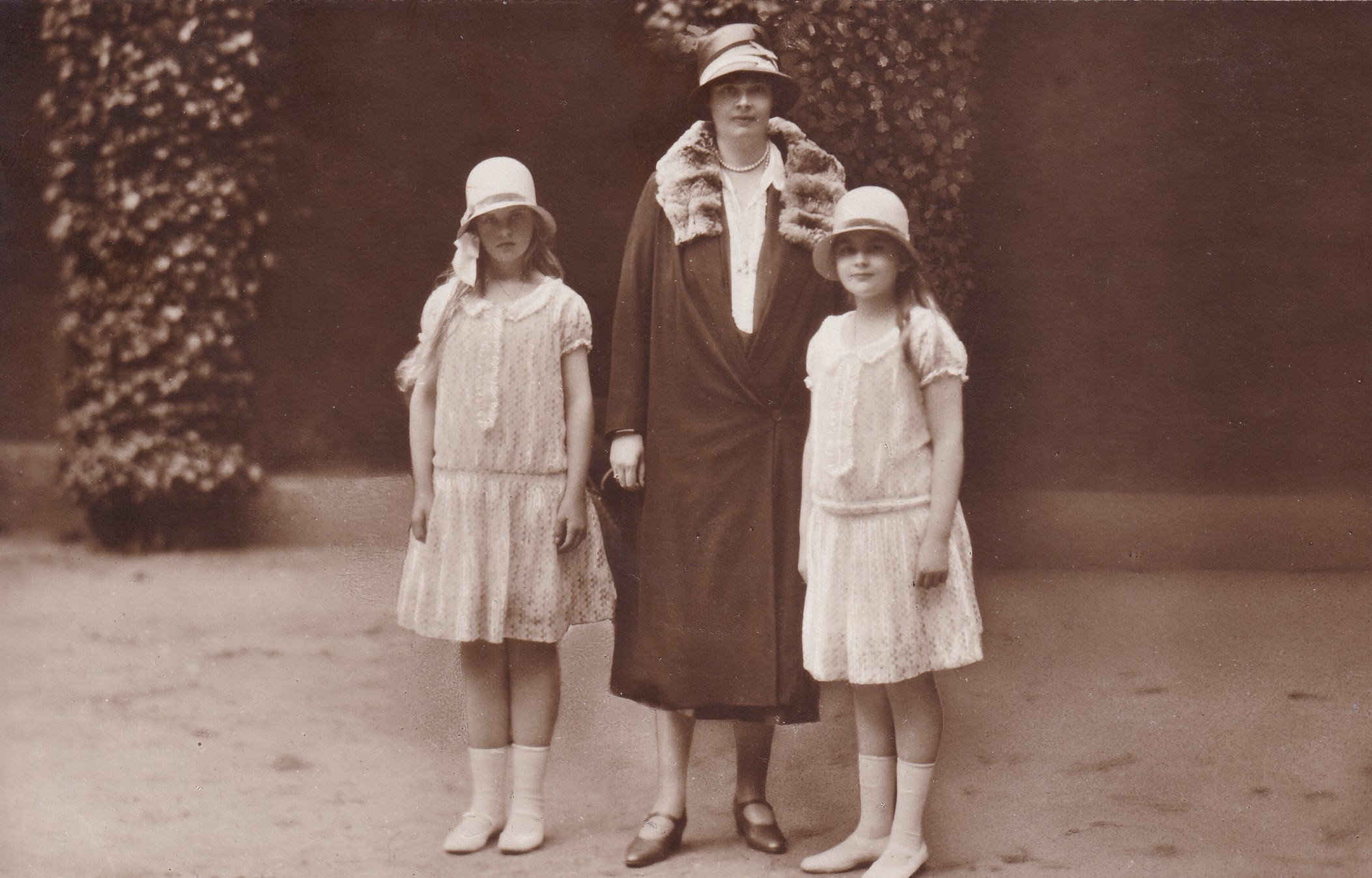 Bildpostkarte mit Foto der ehemaligen Kronprinzessin Cecilie und ihren Töchtern, 1926 (Schloß Wernigerode GmbH RR-F)