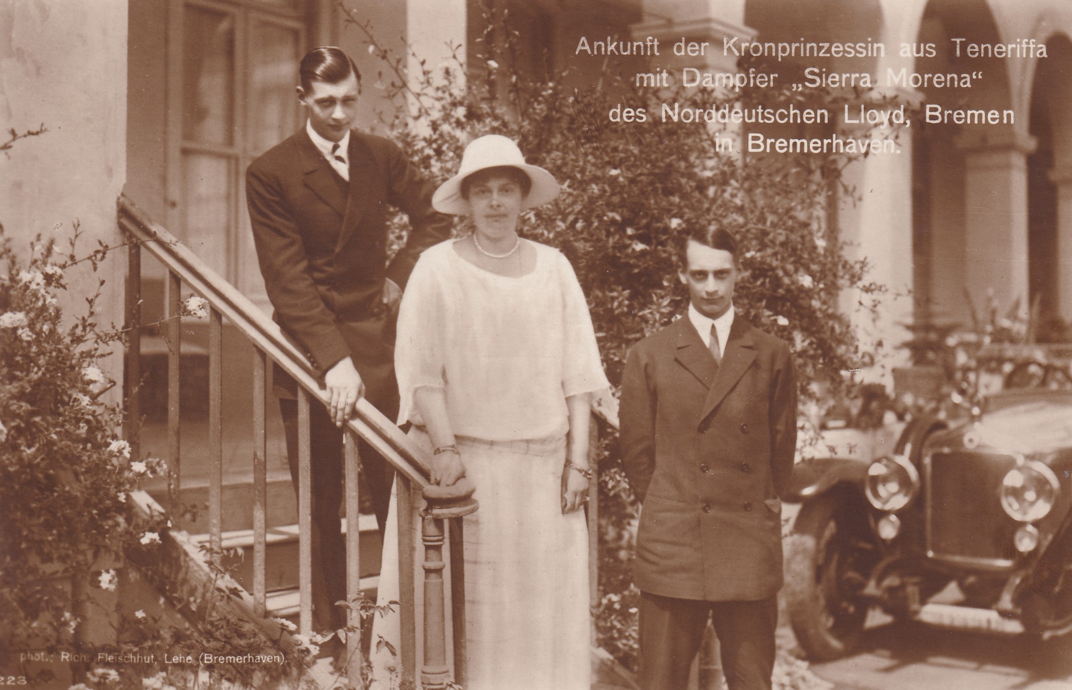 Bildpostkarte mit Foto der ehemaligen Kronprinzessin Cecilie mit ihren beiden ältesten Söhnen, Bremerhaven 1924. (Schloß Wernigerode GmbH RR-F)