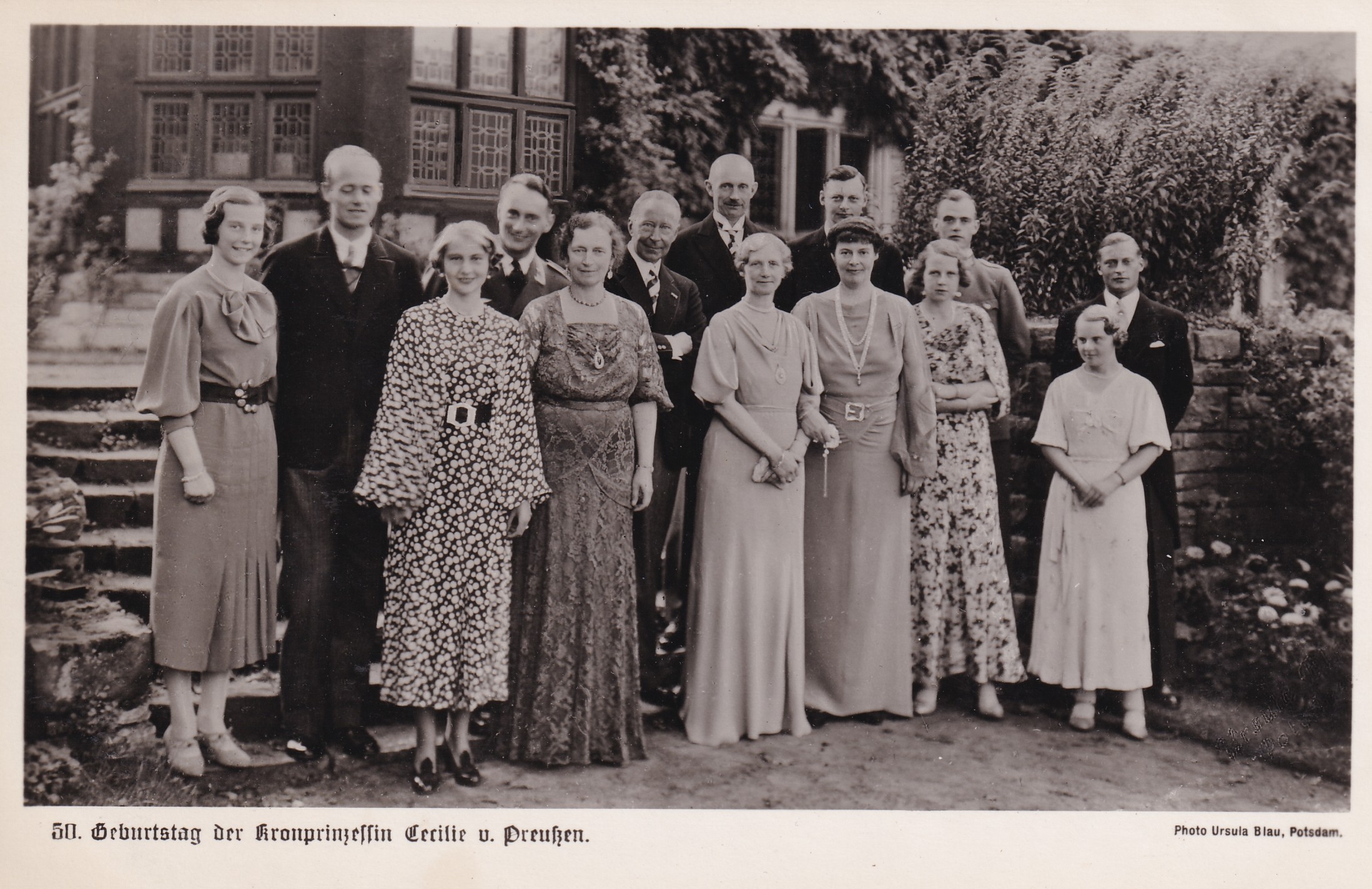 Bildpostkarte mit Gruppenfoto anlässlich des 50. Geburtstags der ehemaligen Kronprinzessin Cecilie, 1936 (Schloß Wernigerode GmbH RR-F)