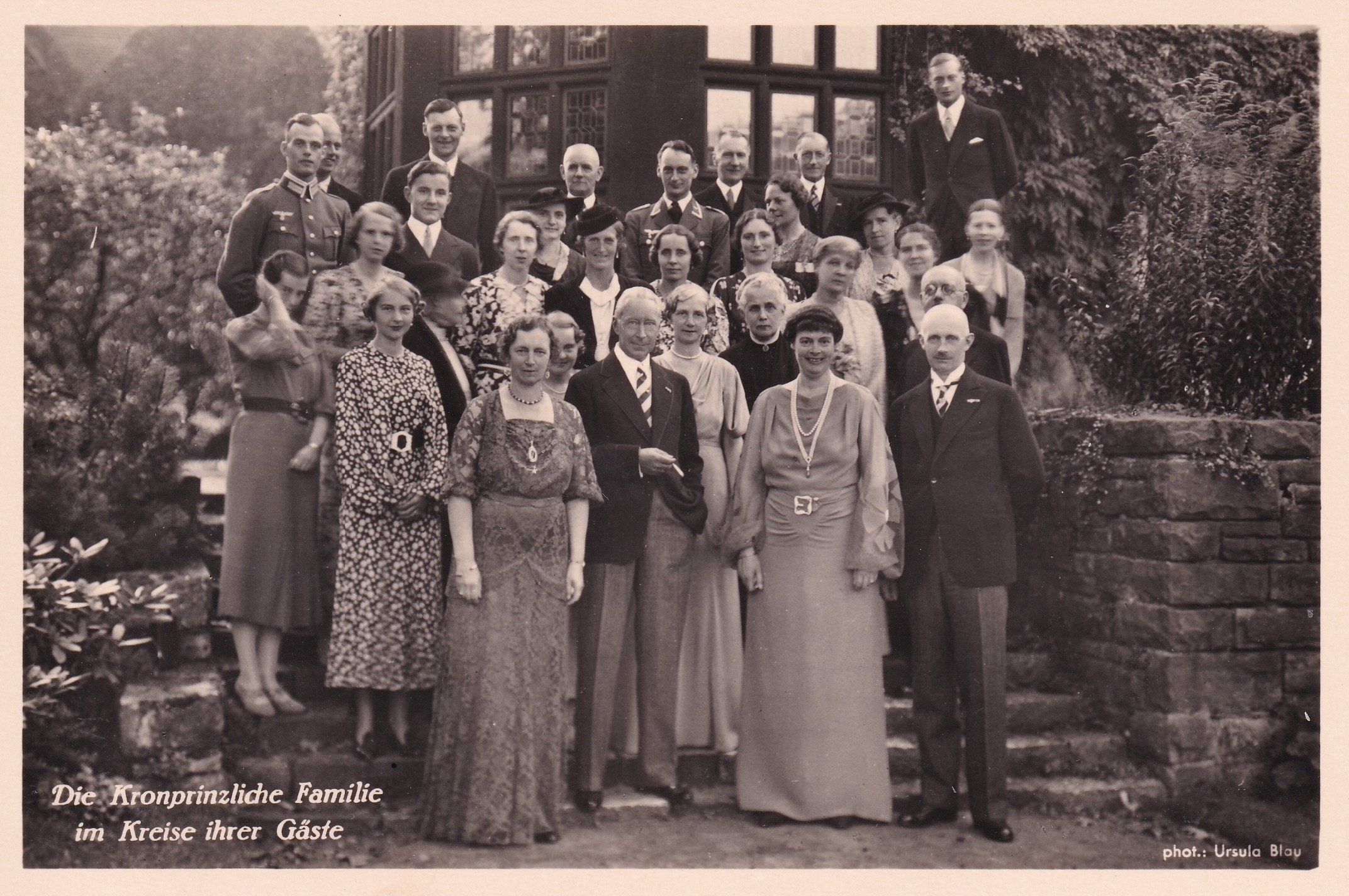 Bildpostkarte mit einem Gruppenfoto anlässlich des 50. Geburtstages der ehemaligen Kronprinzessin Cecilie, 1936 (Schloß Wernigerode GmbH RR-F)
