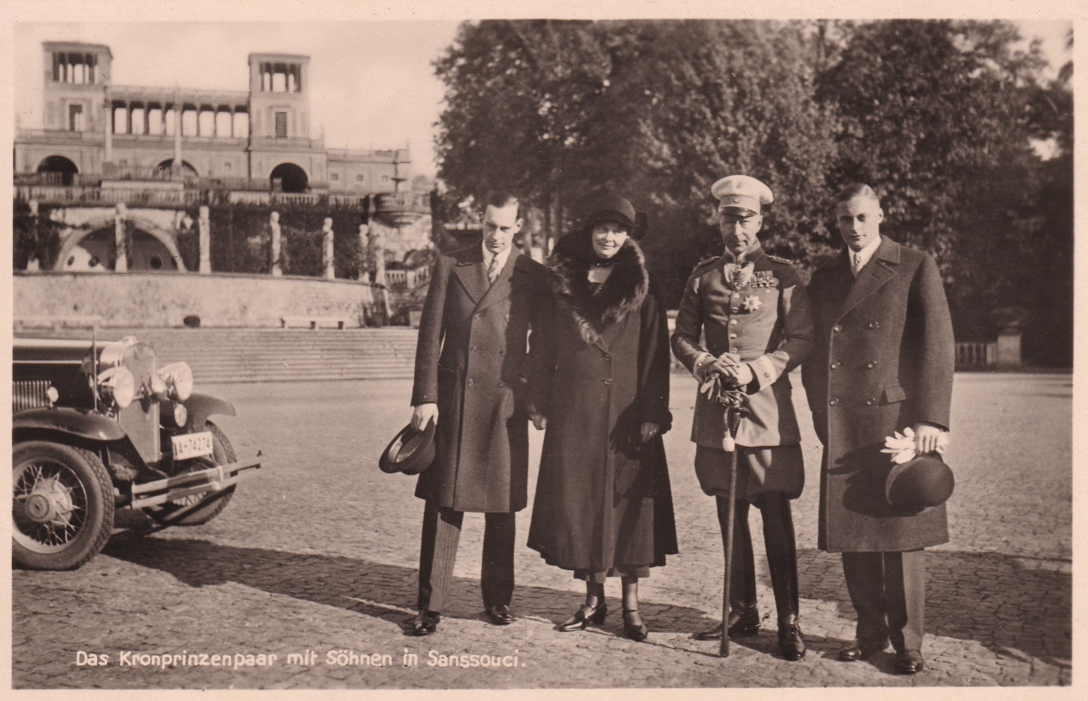 Bildpostkarte mit einem Foto des ehemaligen Kronprinzenpaares und zwei Söhnen in Potsdam, 1936 (Schloß Wernigerode GmbH RR-F)