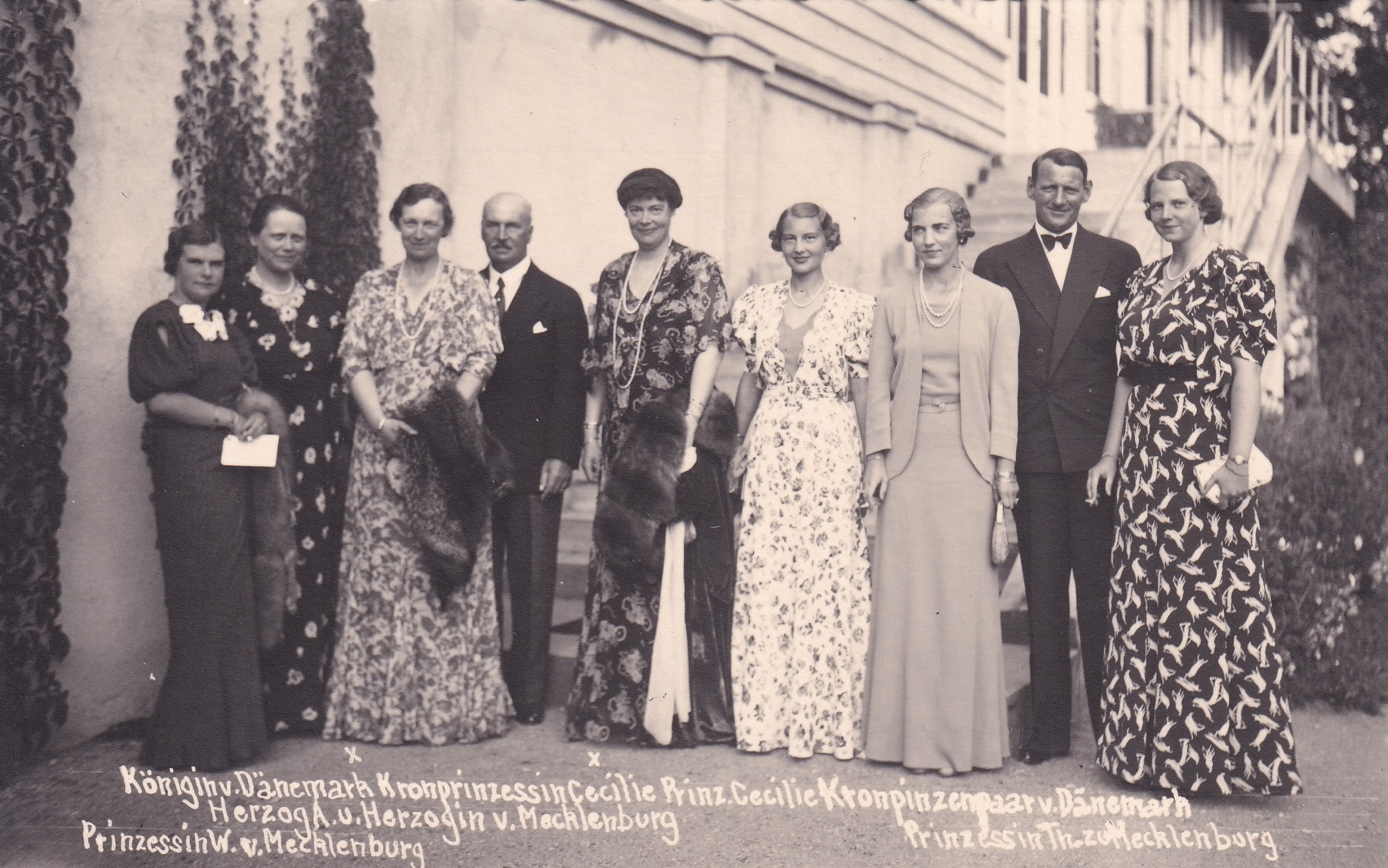 Bildpostkarte mit Gruppenfoto von Angehörigen der Herrscherhäuser Dänemarks, Mecklenburgs und Preußens bei den Bayreuther Festspielen, 1936. (Schloß Wernigerode GmbH RR-F)
