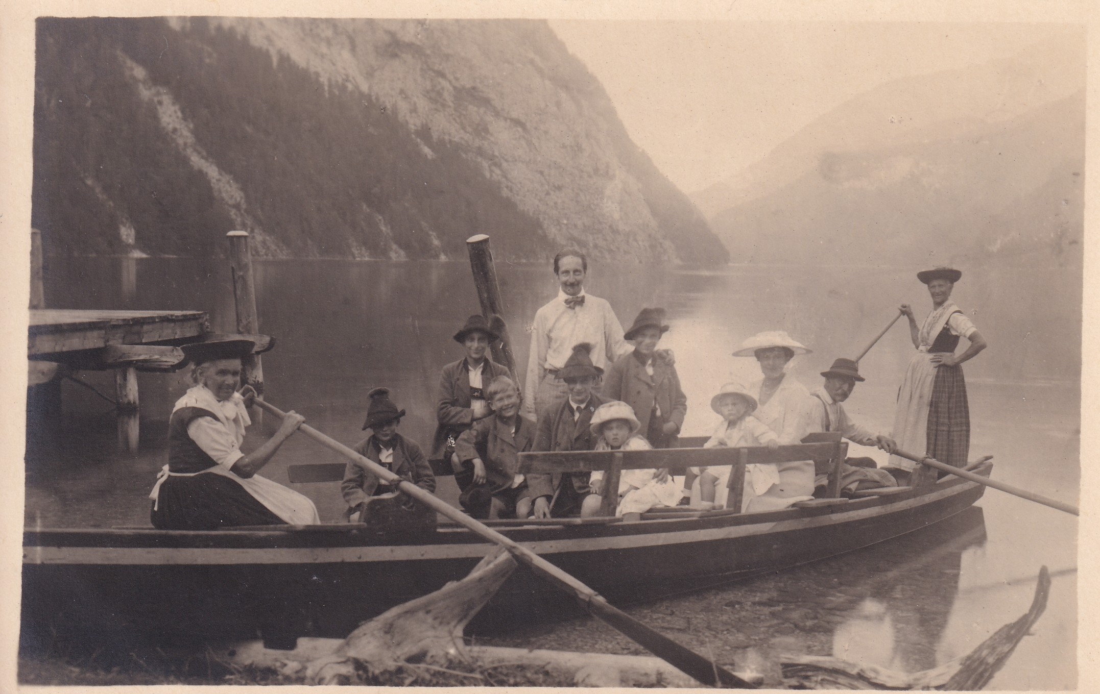 Bildpostkarte mit einem Foto der ehemaligen Kronprinzessin Cecilie mit Kindern, Schwagern und Neffe auf dem Königssee bei Berchtesgaden, 1920 (Schloß Wernigerode GmbH RR-F)