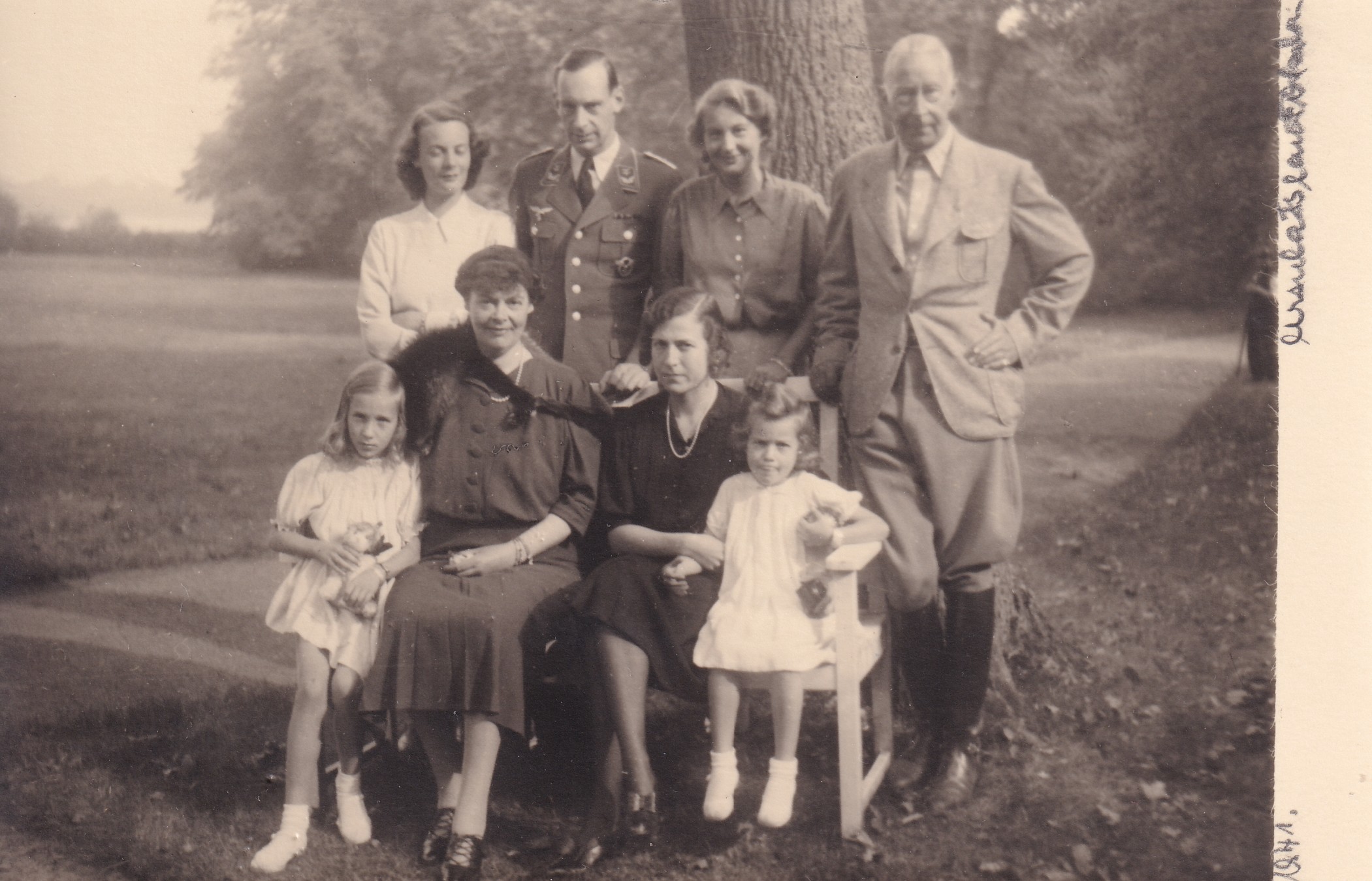 Bildpostkarte mit Gruppenfoto des ehemaligen Kronprinzenpaares mit weiteren Angehörigen in Potsdam, 1941. (Schloß Wernigerode GmbH RR-F)