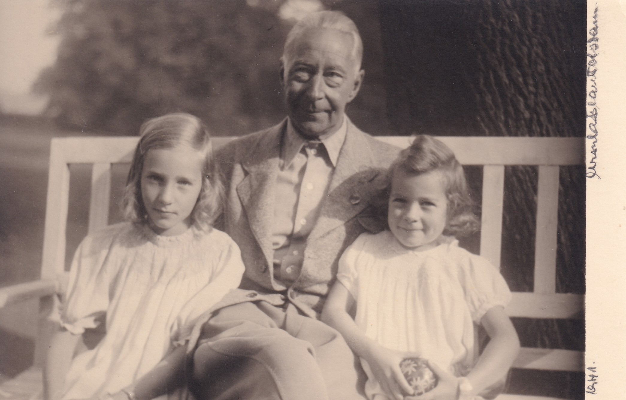 Bildpostkarte mit einem Foto des ehemaligen Kronprinzen Wilhelm mit seinen beiden ältesten Enkeltöchtern, 1941 (Schloß Wernigerode GmbH RR-F)