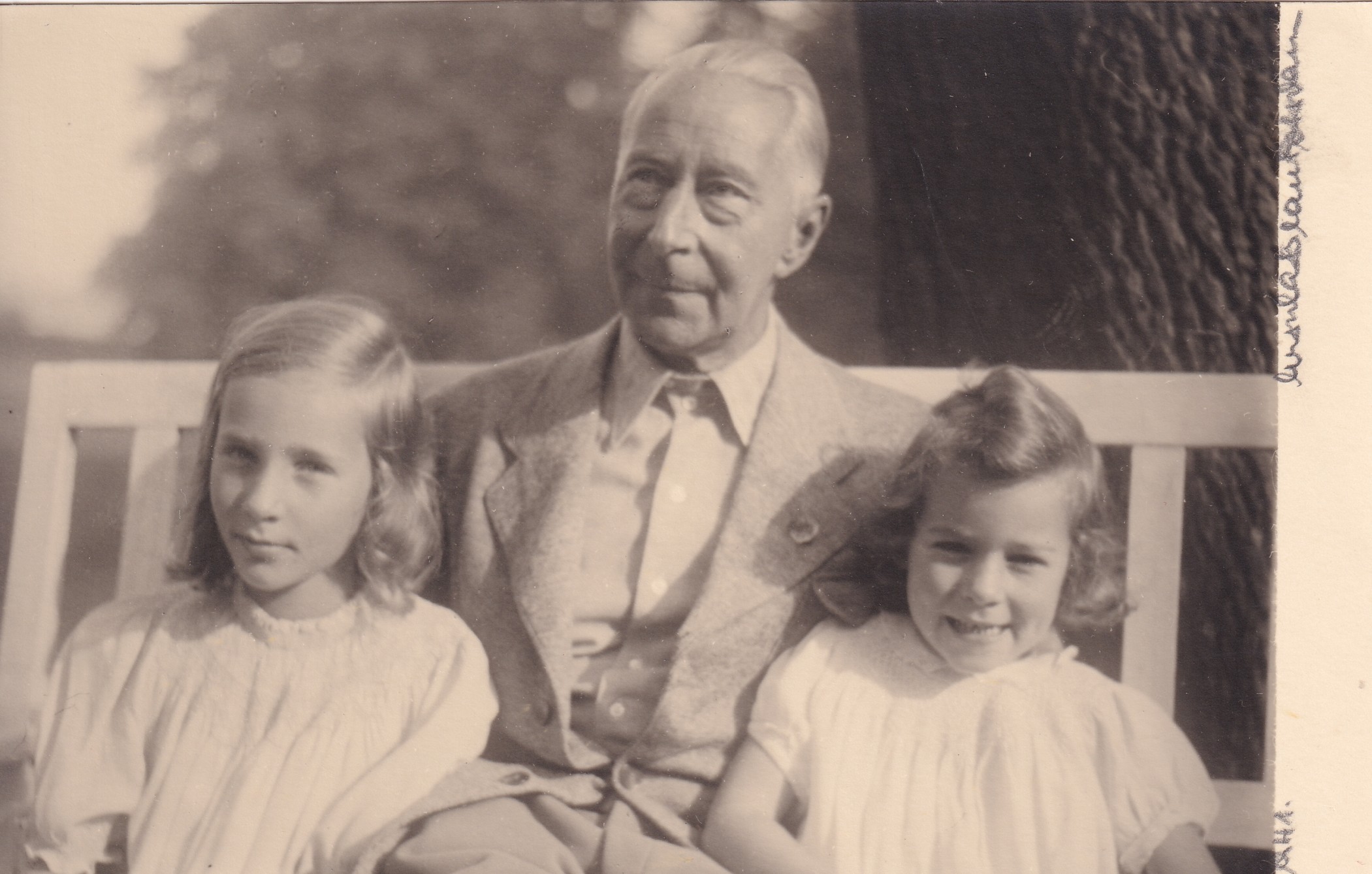 Bildpostkarte mit einem Foto des ehemaligen Kronprinzen Wilhelm mit seinen beiden ältesten Enkeltöchtern, 1941 (Schloß Wernigerode GmbH RR-F)