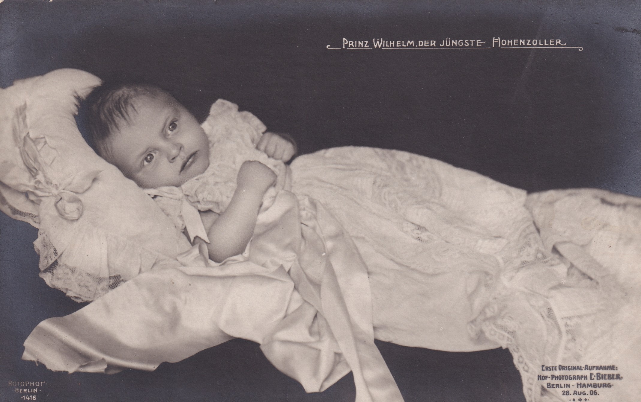 Bildpostkarte mit Foto des Prinzen Wilhelm von Preußen (1906-1940) im Alter von sieben Wochen, 1906 (Schloß Wernigerode GmbH RR-F)