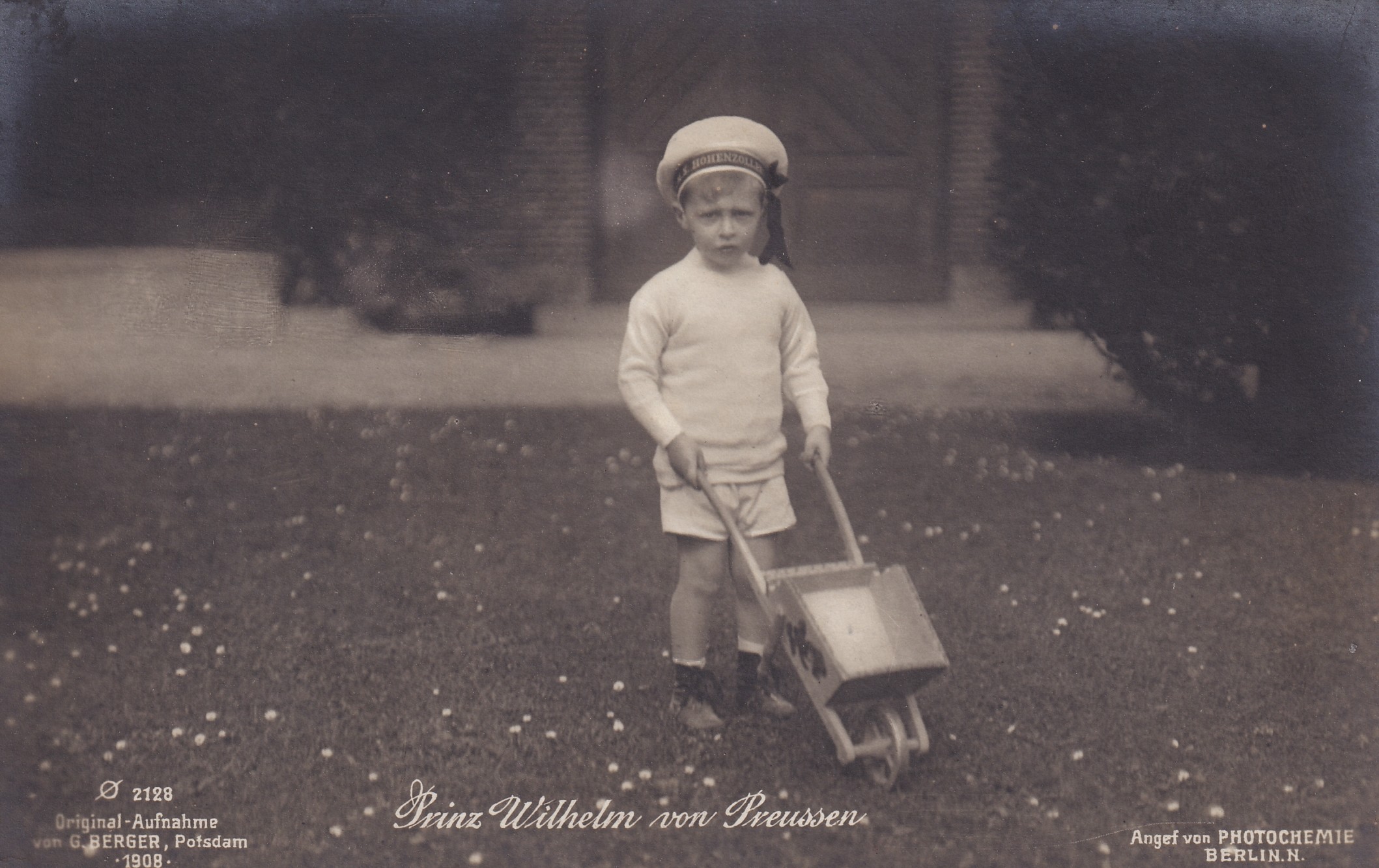 Bildpostkarte mit Foto des Prinzen Wilhelm von Preußen (1906-1940) im Neuen Garten in Potsdam, 1908 (Schloß Wernigerode GmbH RR-F)