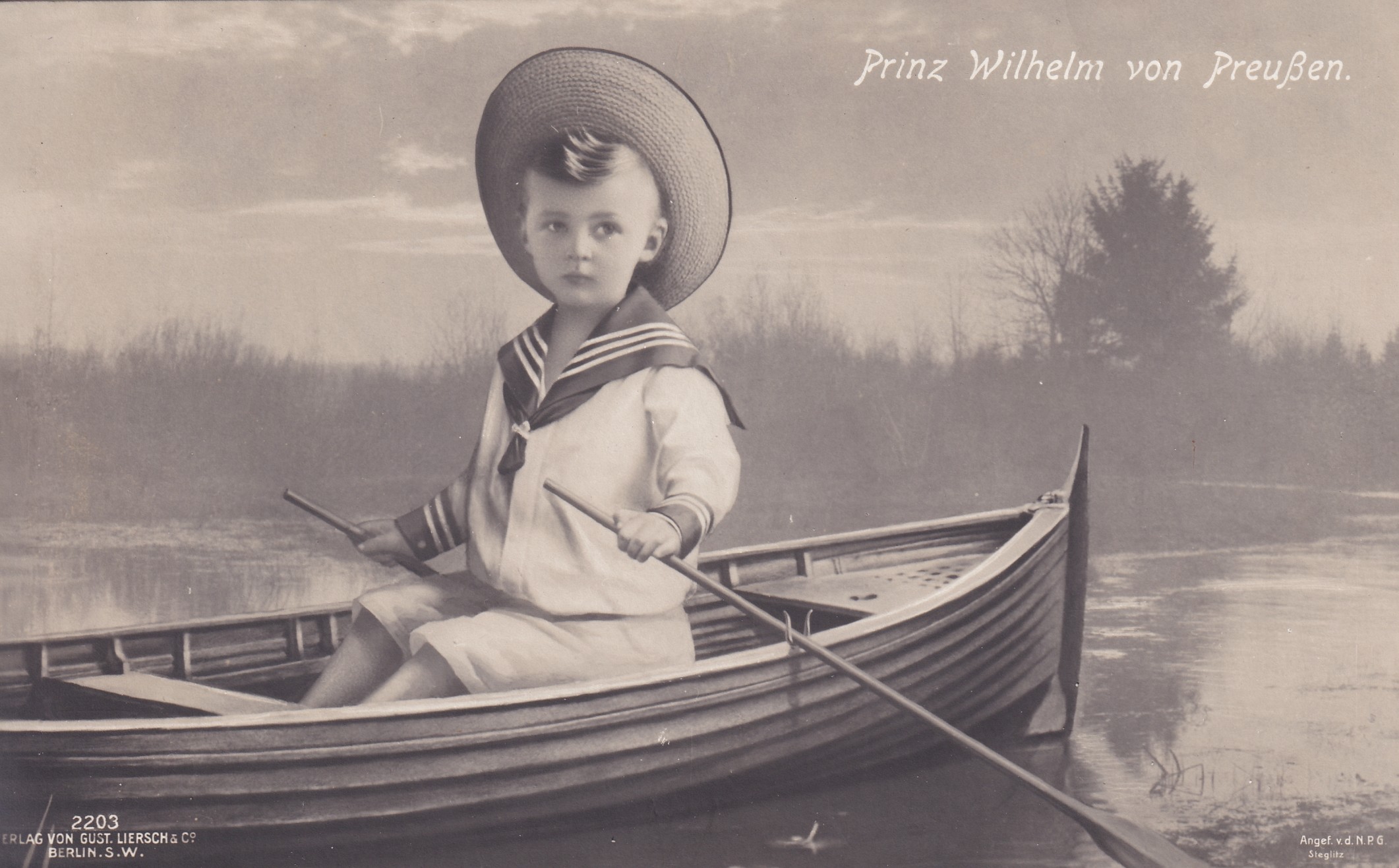 Bildpostkarte mit Fotomontage des Prinzen Wilhelm von Preußen (1906-1940) im Ruderboot, 1908 (Schloß Wernigerode GmbH RR-F)