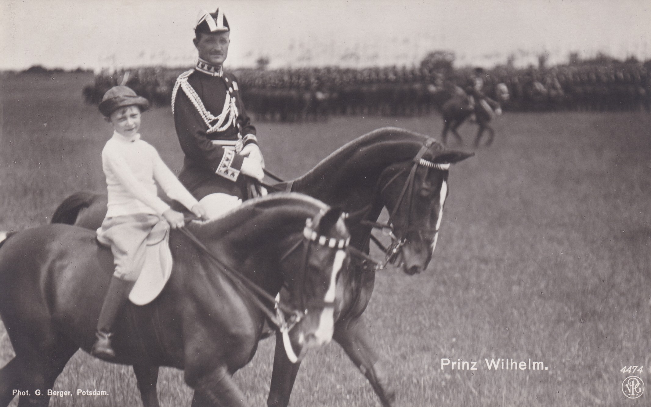 Bildpostkarte mit Foto des Prinzen Wilhelm von Preußen (1906-1940) zu Pferd bei einer Militärparade, 1912 (Schloß Wernigerode GmbH RR-F)