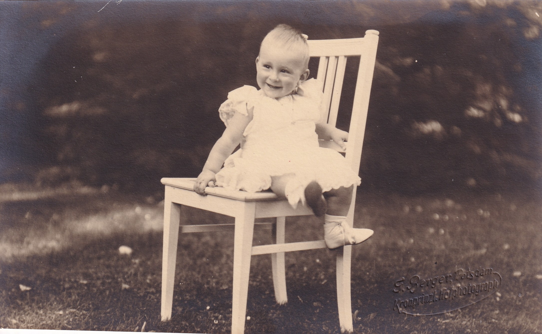 Bildpostkarte mit Foto des Prinzen Hubertus von Preußen (1909-1950) auf einem Stuhl im Garten, 1910 (Schloß Wernigerode GmbH RR-F)