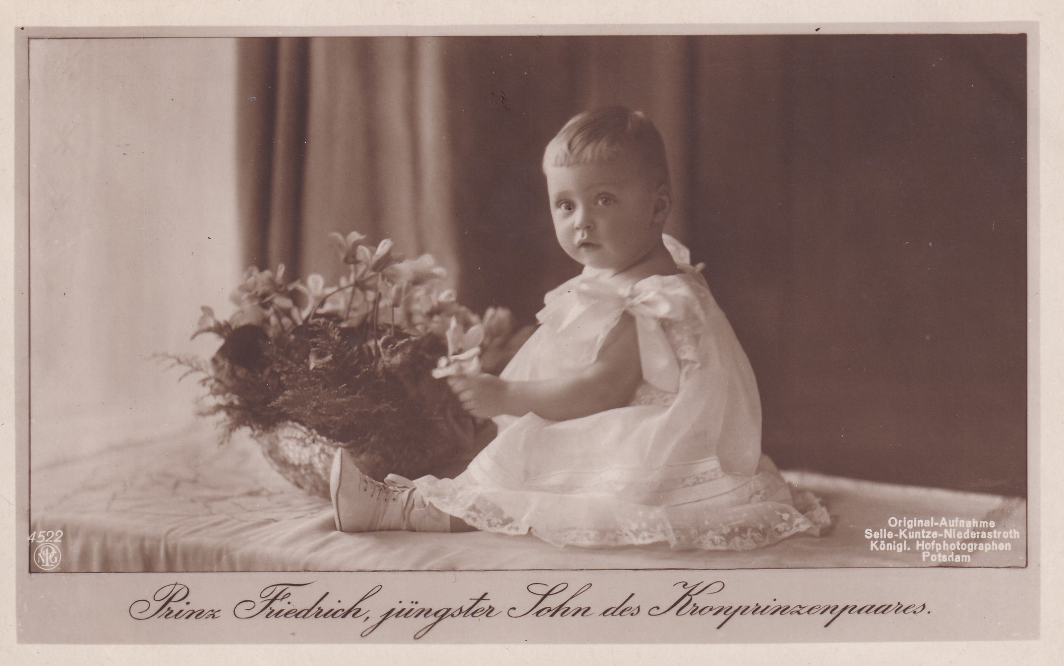Bildpostkarte mit Foto des Prinzen Friedrich von Preußen (1911-1966) als Kleinkind, 1912 (Schloß Wernigerode GmbH RR-F)