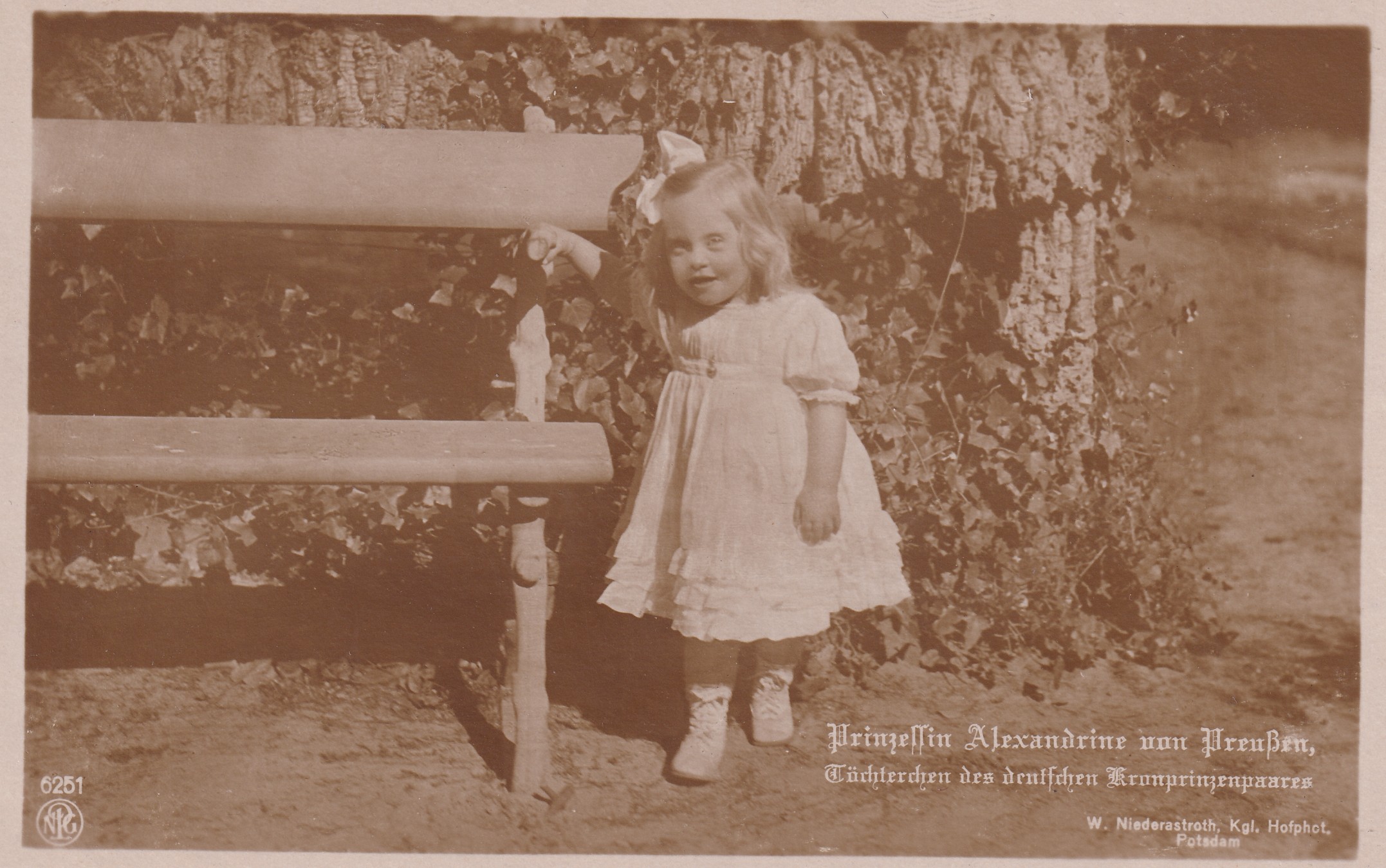 Bildpostkarte mit Foto der Prinzessin Alexandrine von Preußen (1915-1980) neben einer Gartenbank, 1917. (Schloß Wernigerode GmbH RR-F)