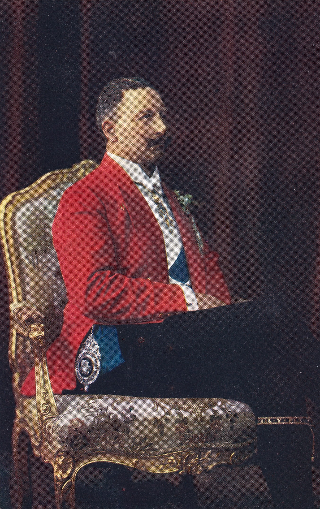Bildpostkarte mit Porträt Kaiser Wilhelms II. (1859-1941) in rotem Frack, Dreifarbendruck 1906 (Schloß Wernigerode GmbH RR-F)