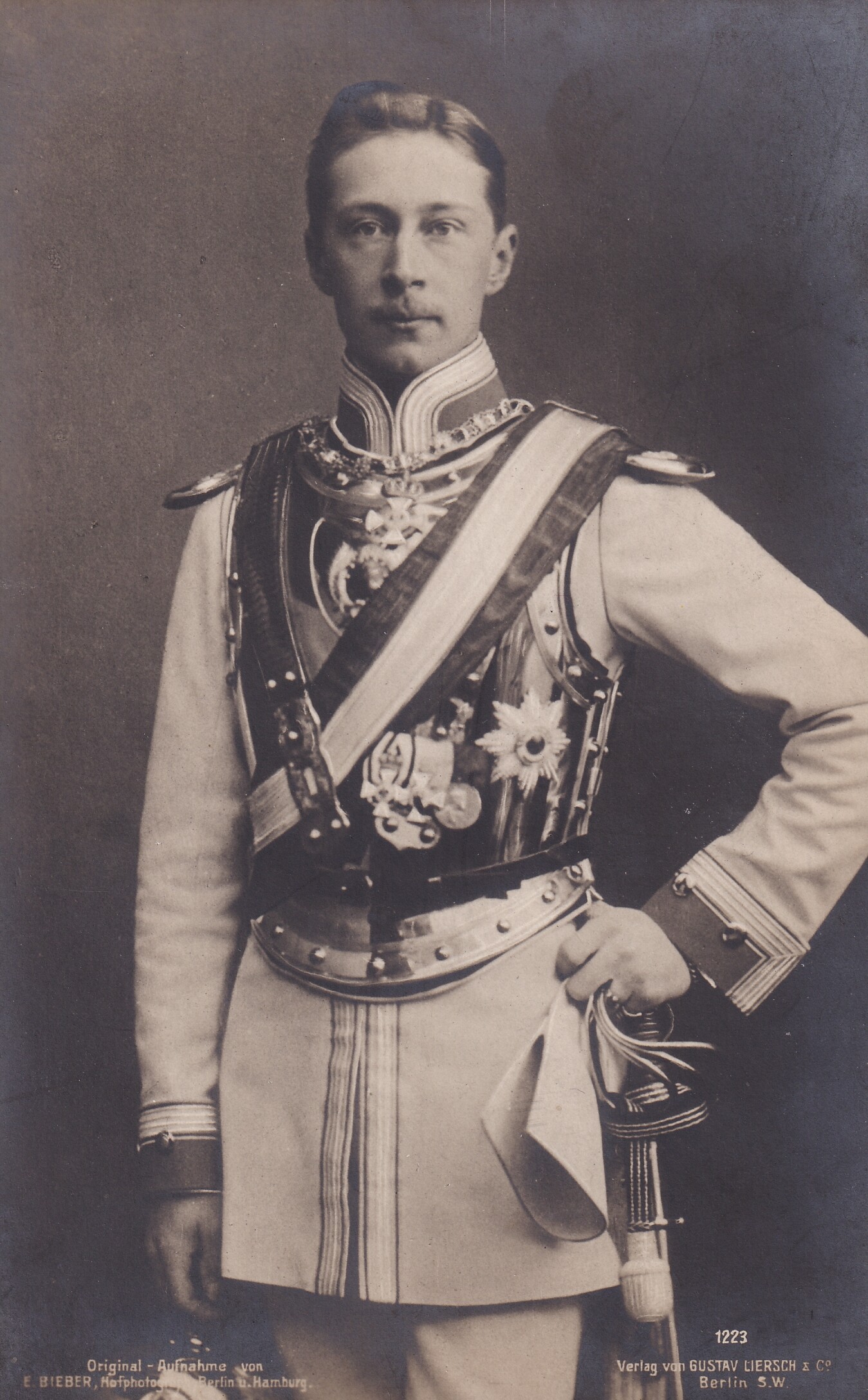 Bildpostkarte mit Foto des letzten deutschen Kronprinzen Wilhelm (1882-1951) in der Uniform der Garde du Corps, 1905 (Schloß Wernigerode GmbH RR-F)