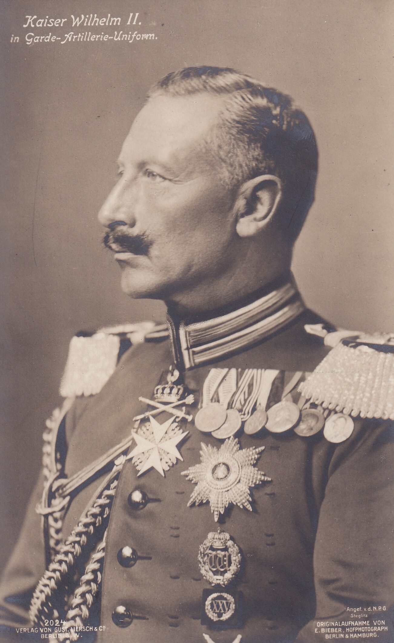 Bildpostkarte mit Foto des letzten deutschen Kaisers Wilhelm II. (1859-1941) in Garde-Artillerie-Uniform, 1908. (Schloß Wernigerode GmbH RR-F)