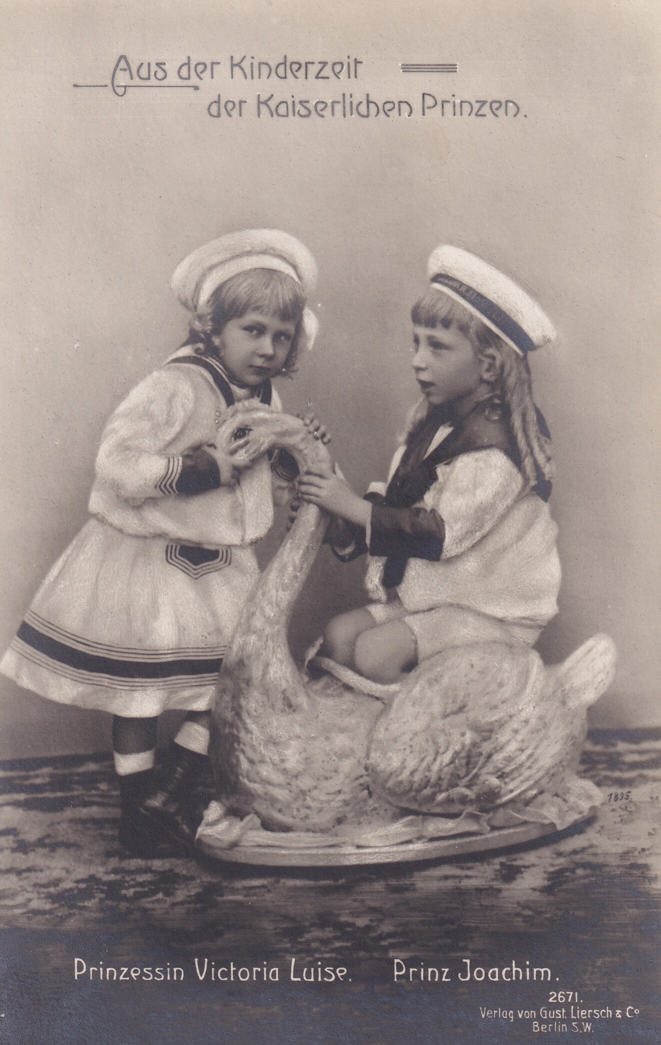 Bildpostkarte mit den beiden jüngsten Kindern des letzten deutschen Kaisers Wilhelm II. (1859-1941), Aufnahme 1895, erschienen 1910. (Schloß Wernigerode GmbH RR-F)