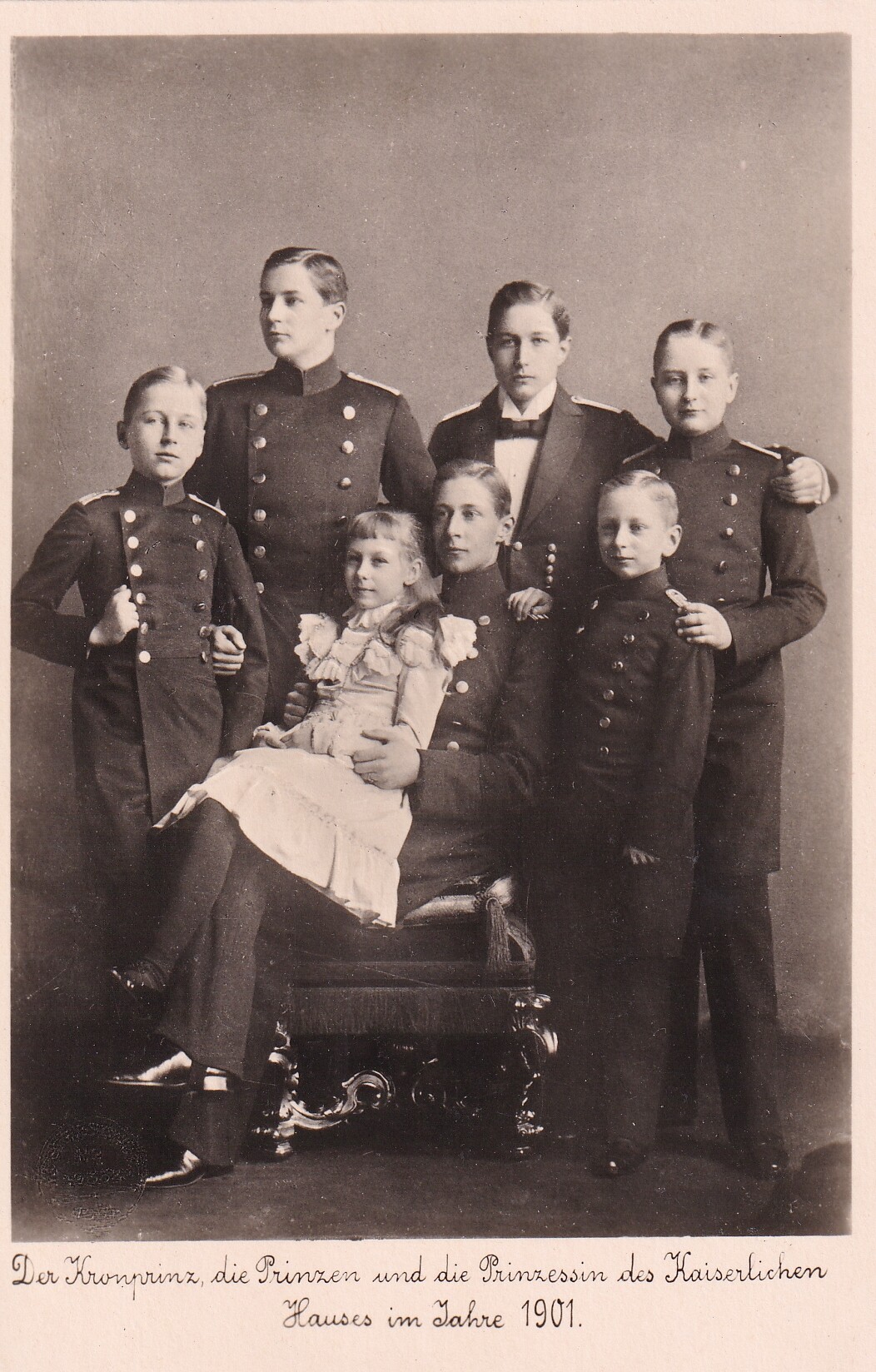 Bildpostkarte mit Foto der sieben Kinder des letzten deutschen Kaiserpaares, 1901 (Schloß Wernigerode GmbH RR-F)