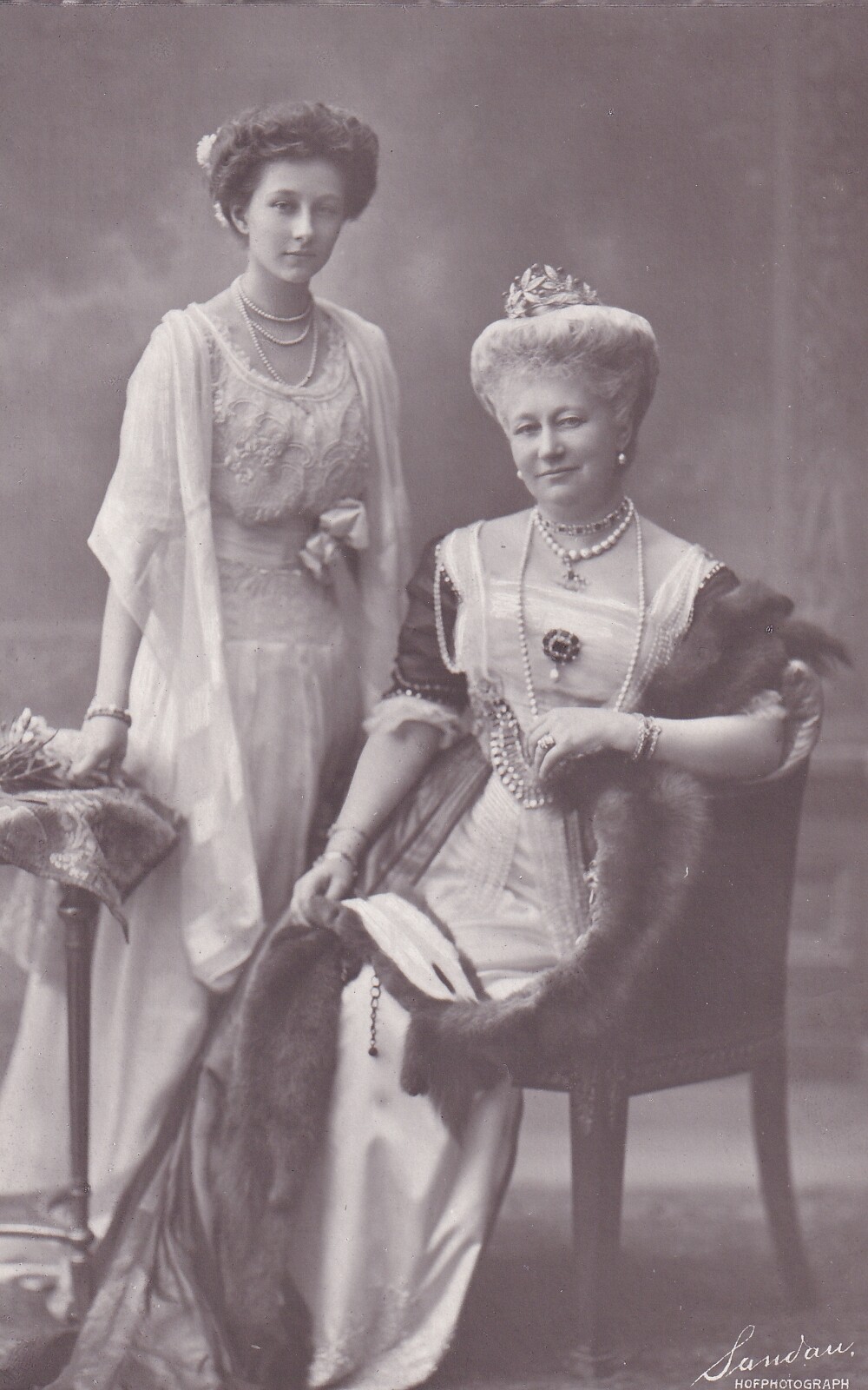 Bildpostkarte mit Foto der Kaiserin Auguste Viktoria (1858-1921) und ihrer Tochter Prinzessin Viktoria Luise von Preußen (1892-1980), 1912 (Schloß Wernigerode GmbH RR-F)
