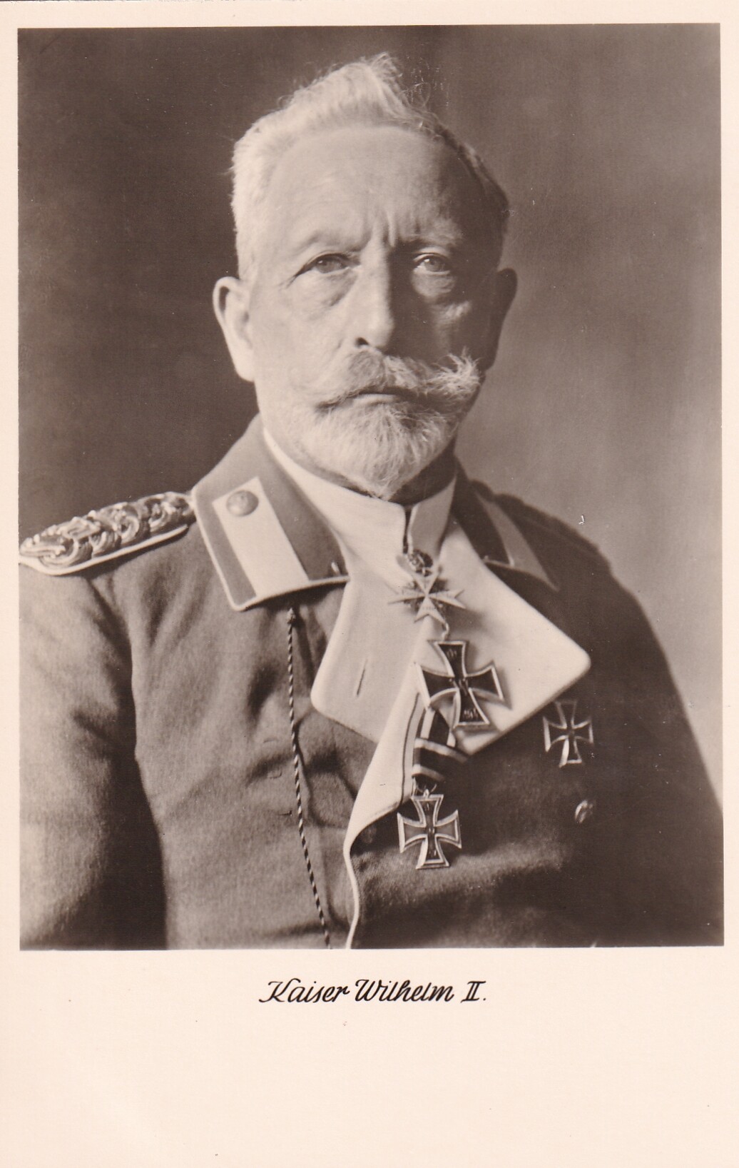 Bildpostkarte mit Foto des Ex-Kaisers Wilhelm II. (1859-1941) in Uniform im Exil, um 1930 (Schloß Wernigerode GmbH RR-F)
