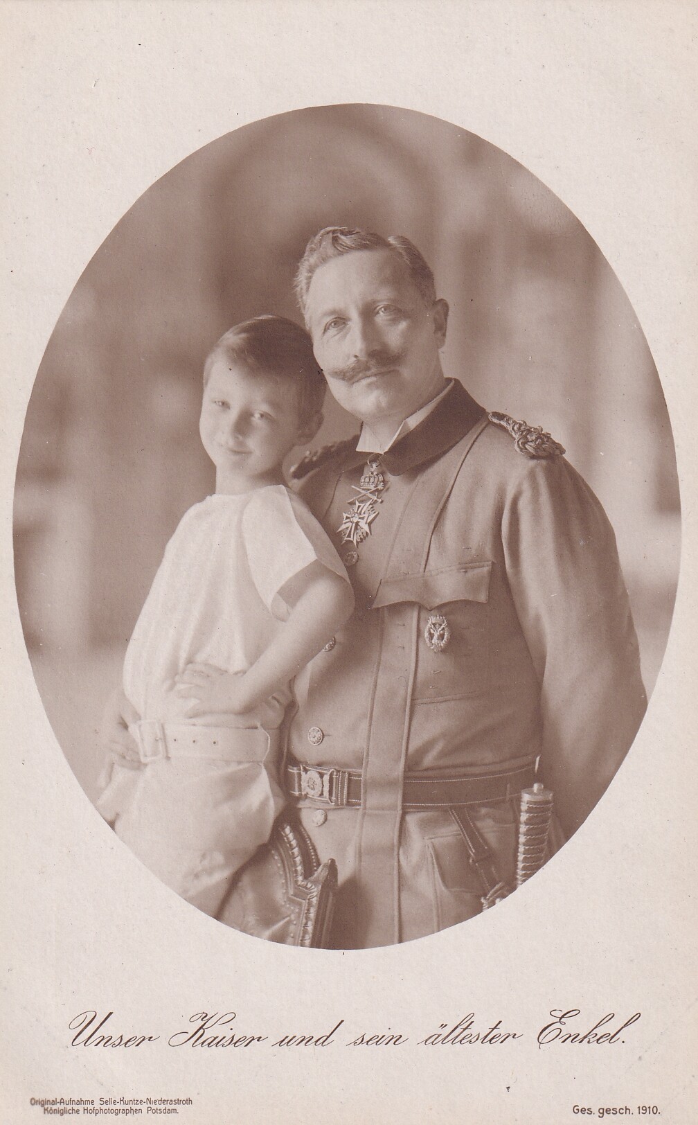 Bildpostkarte mit Foto Kaiser Wilhelms II. (1859-1941) mit seinem ältesten Enkel Prinz Wilhelm von Preußen (1906-1940), 1910 (Schloß Wernigerode GmbH RR-F)