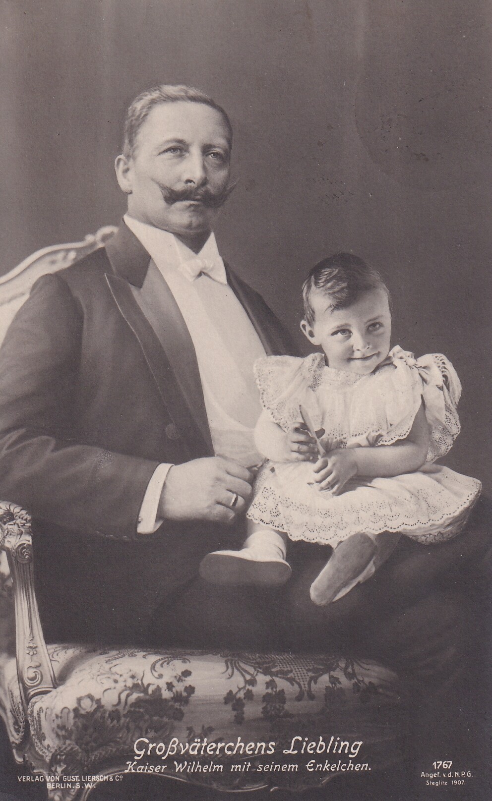 Bildpostkarte mit Fotomontage Kaiser Wilhelms II. (1859-1941) mit seinem ältesten Enkel Prinz Wilhelm von Preußen (1906-1940), 1907 (Schloß Wernigerode GmbH RR-F)
