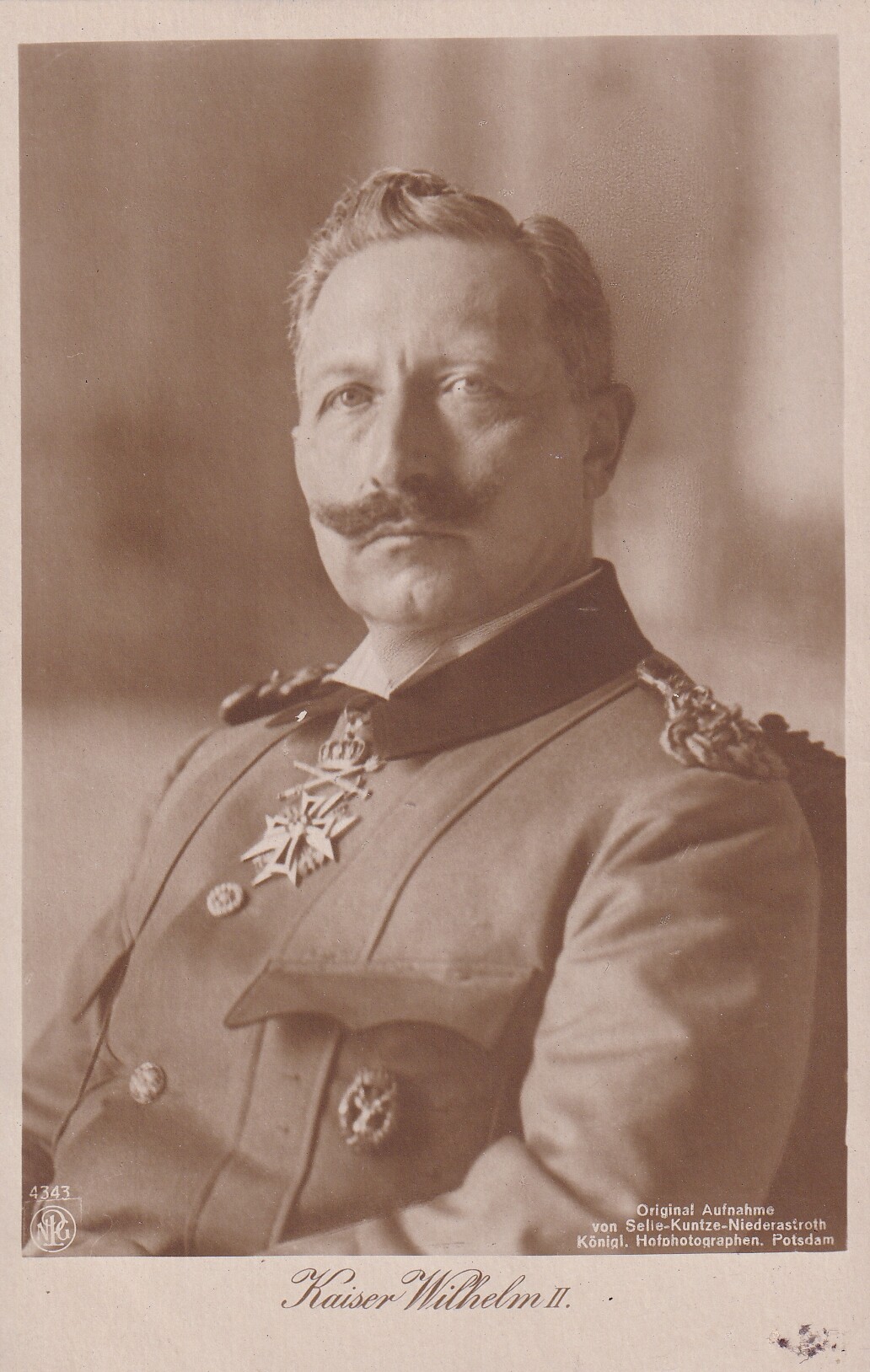 Bildpostkarte mit Foto des letzten deutschen Kaisers Wilhelm II. (1859-1941) in Uniform, 1910. (Schloß Wernigerode GmbH RR-F)