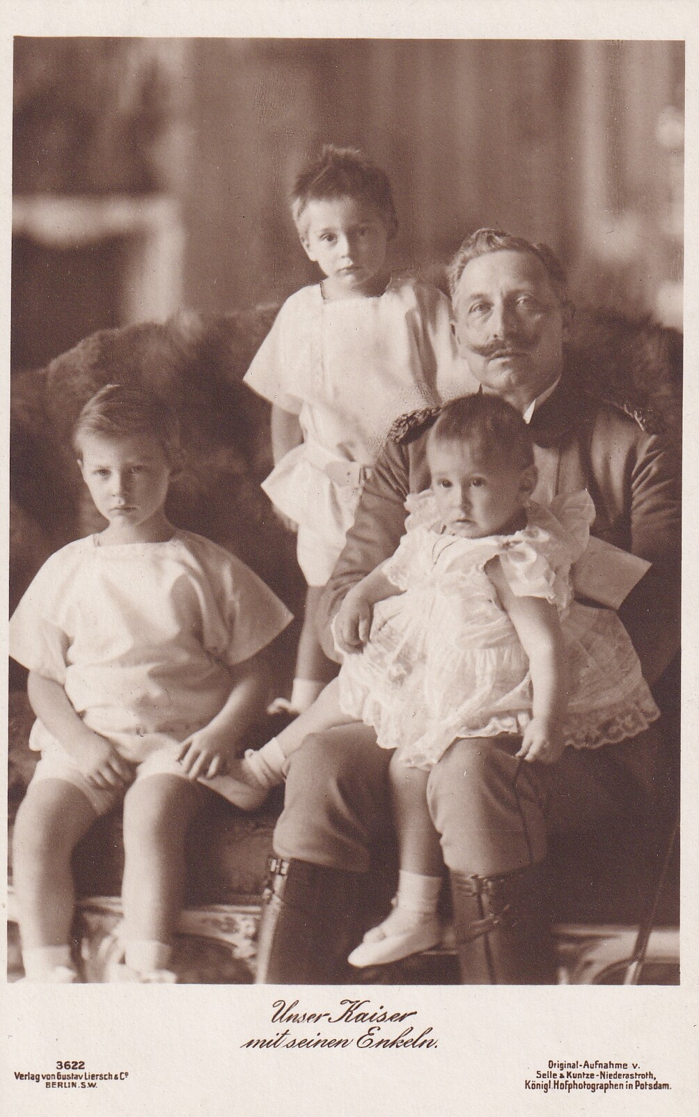 Bildpostkarte mit Foto Kaiser Wilhelms II. (1859-1941) mit seinen drei ältesten Enkeln, 1910 (Schloß Wernigerode GmbH RR-F)