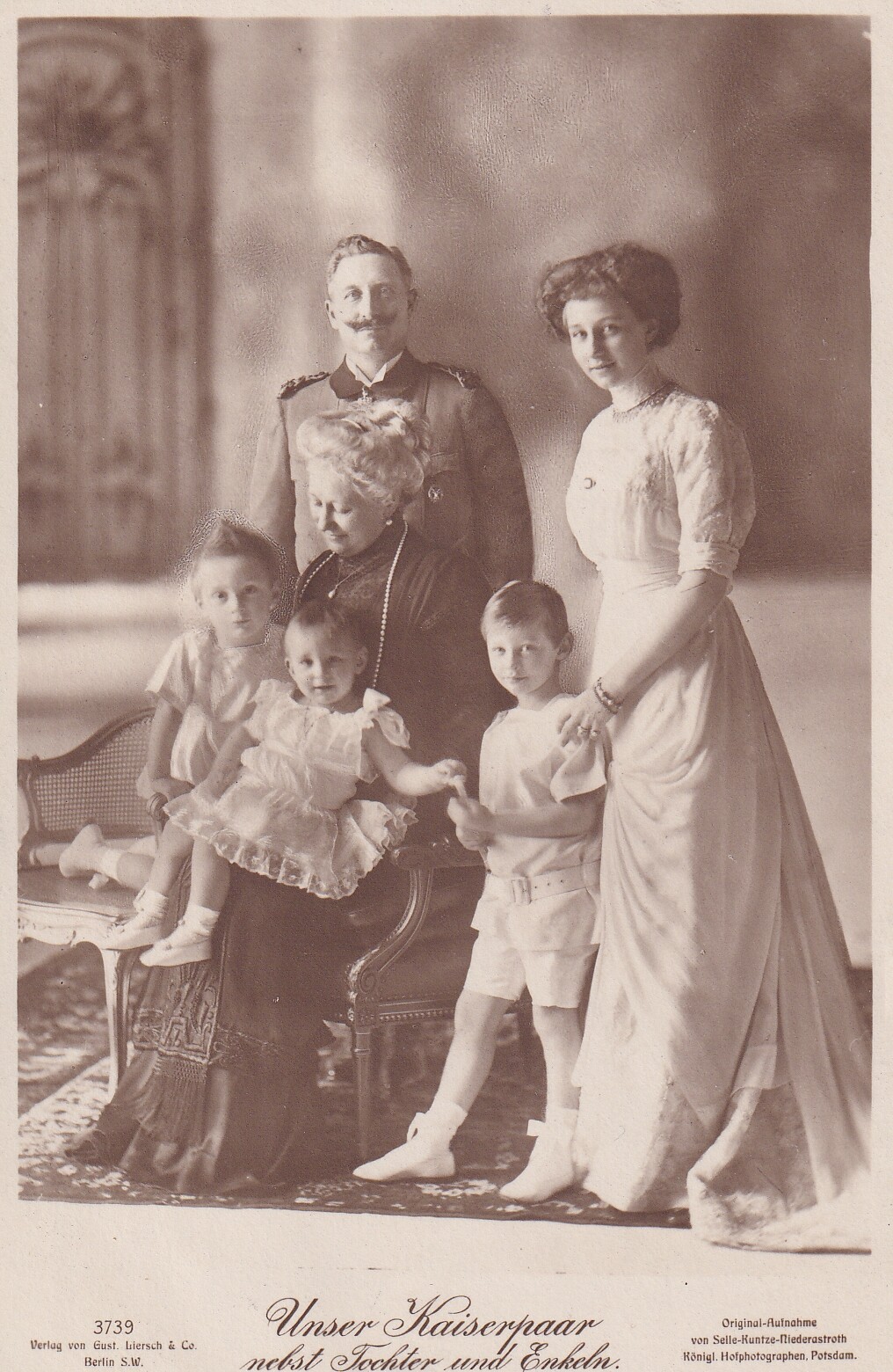 Bildpostkarte mit Foto des letzten deutschen Kaiserpaares mit seiner Tochter und seinen drei ältesten Enkeln, 1910 (Schloß Wernigerode GmbH RR-F)