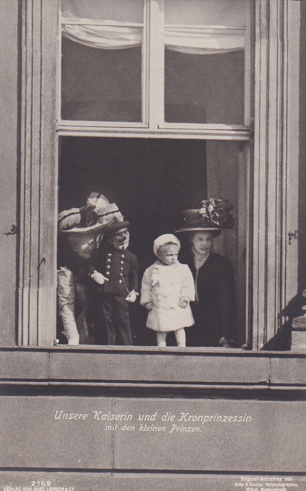 Bildpostkarte mit Foto der Kaiserin Auguste Viktoria (1858-1921) mit Schwiegertochter Cecilie (1886-1954) und zwei Enkeln an einem Fenster des Potsdam (Schloß Wernigerode GmbH RR-F)