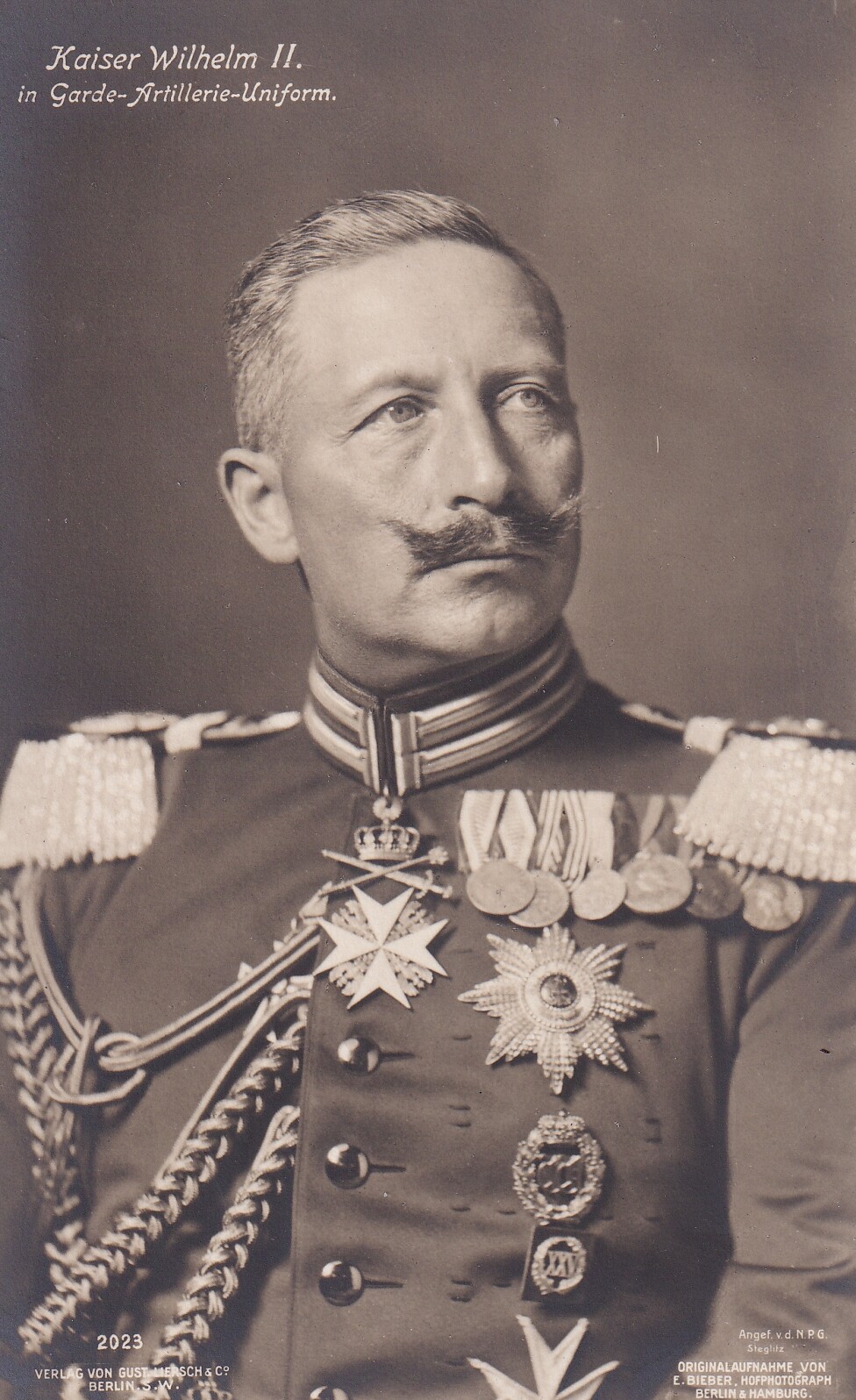 Bildpostkarte mit Foto des letzten deutschen Kaisers Wilhelm II. (1859-1941) in Garde-Artillerie-Uniform, 1908. (Schloß Wernigerode GmbH RR-F)