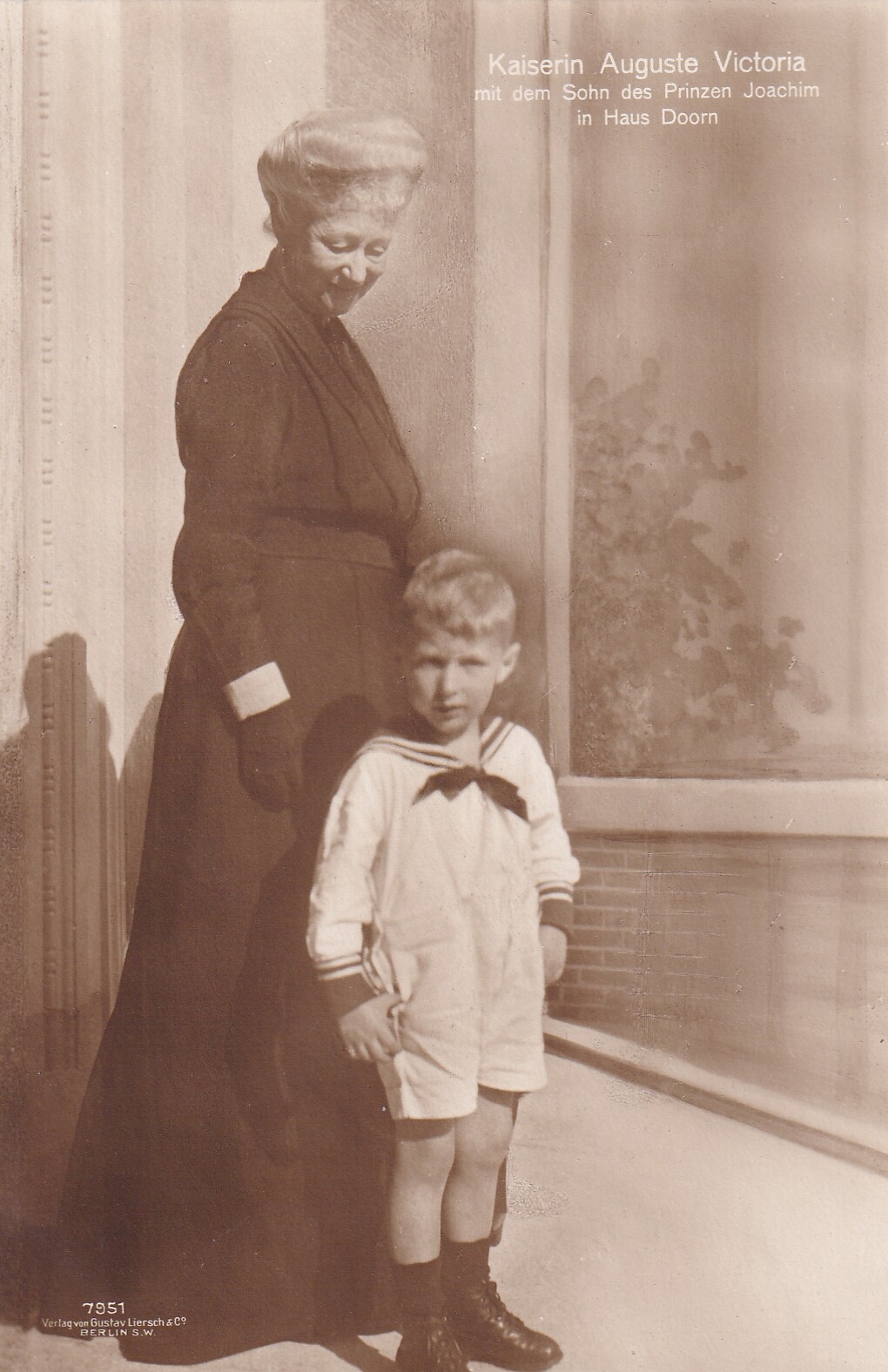 Bildpostkarte mit der ehemaligen deutschen Kaiserin Auguste Viktoria (1858-1921) mit ihrem Enkel Karl Franz Prinz von Preußen (1916-1975) in Doorn, 19 (Schloß Wernigerode GmbH RR-F)