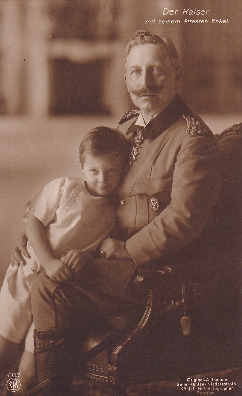 Bildpostkarte mit Foto des letzten deutschen Kaisers Wilhelm II. (1859-1941) mit seinem ältesten Enkel Wilhelm (1906-1940), 1910 (Schloß Wernigerode GmbH RR-F)